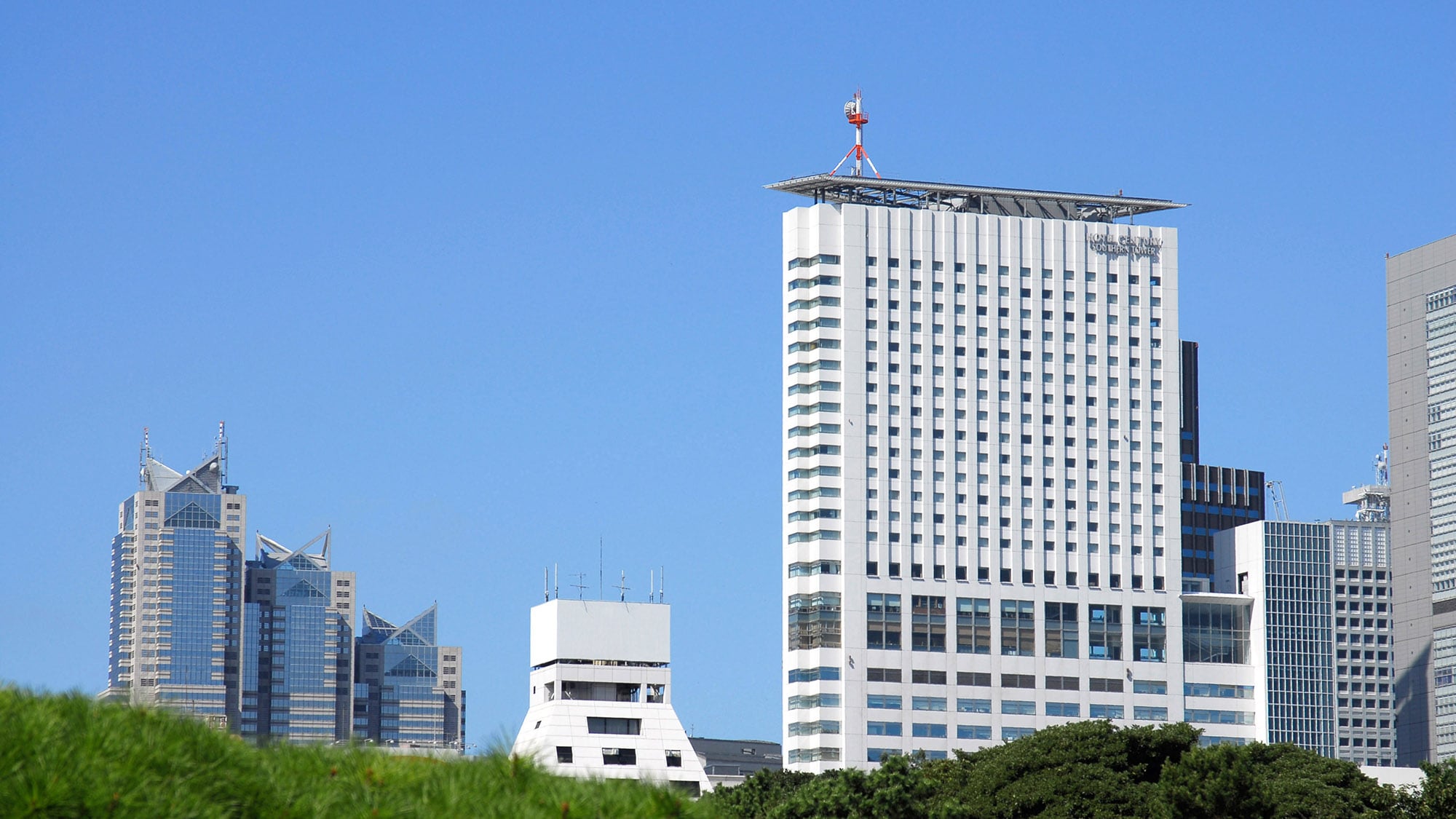 新宿御苑より望むホテル外観