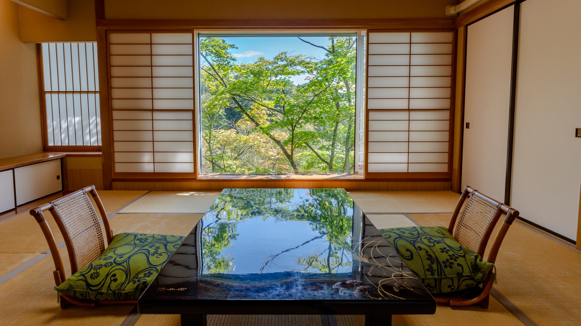 [Non-smoking] Deluxe Japanese-Western style room (guest room) / 68 square meters