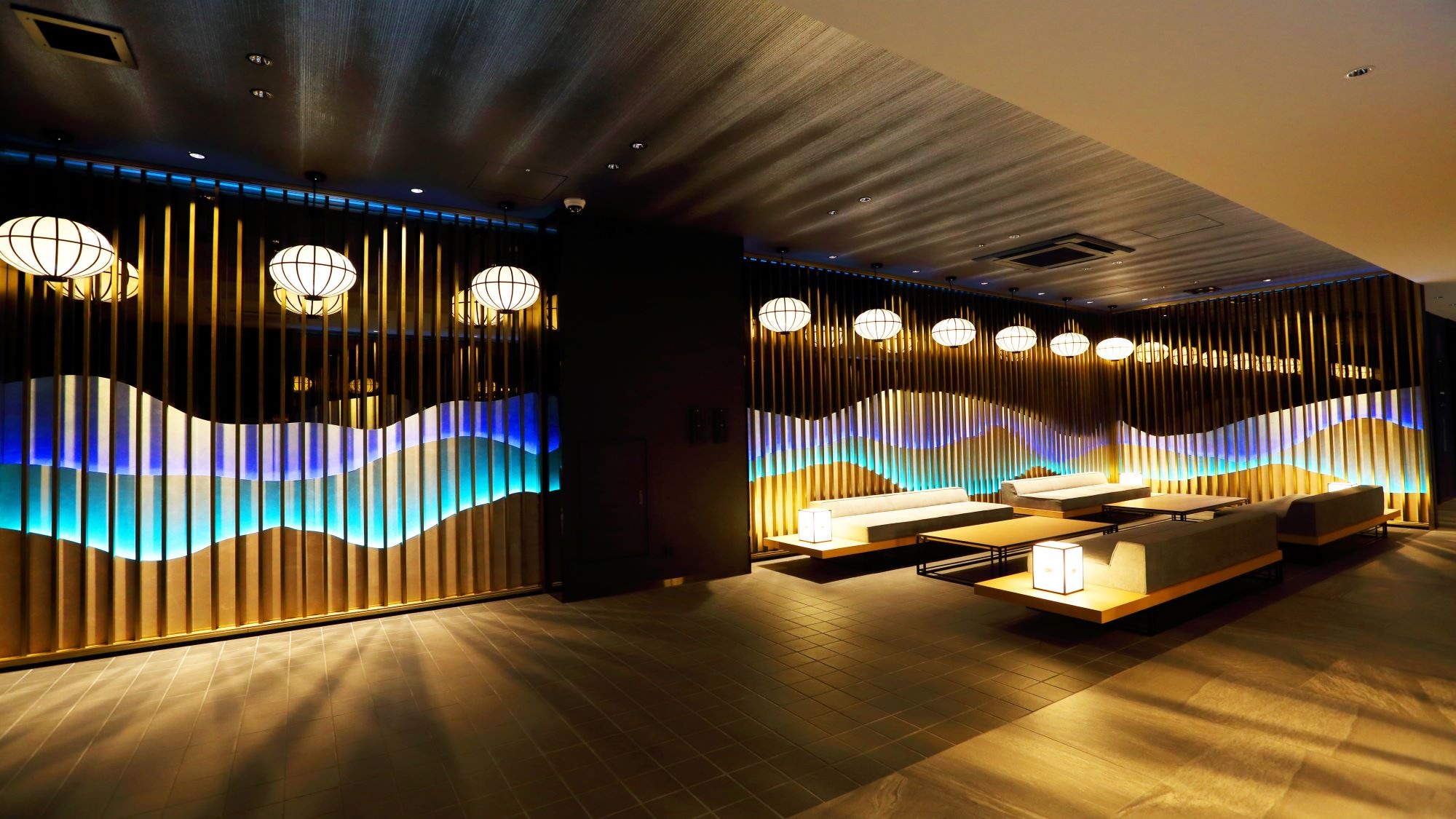 The lanterns and lanterns in the lobby create a more Nara-like atmosphere.