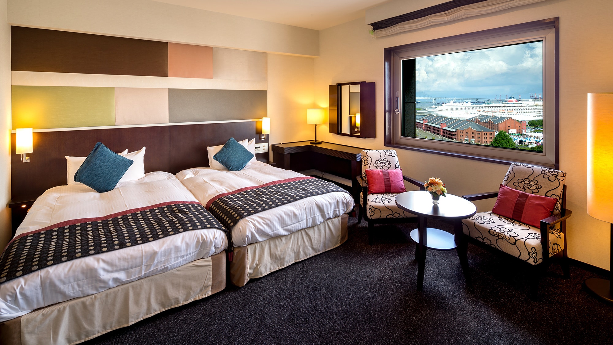 【베이 브릿지 스위트】 각성 아침에, 창으로부터 붉은 벽돌 창고와 요코하마 베이 브릿지를 바라보는 것을.