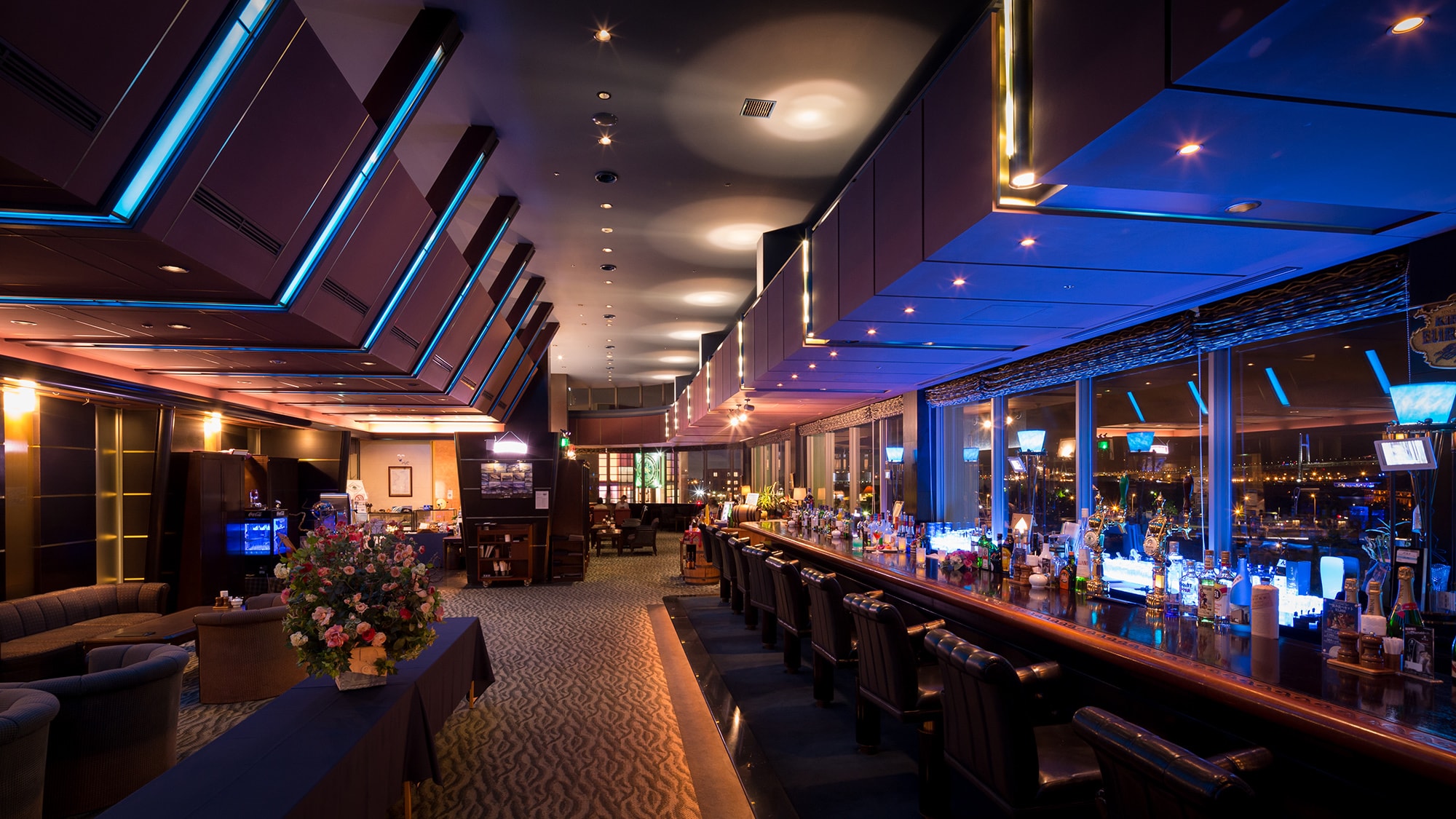 [Tầng 3: Bar/Lounge Seamen's Club] Từ cửa sổ toàn cảnh, bạn có thể nhìn thấy Cảng Yokohama, nơi các tàu du lịch sang trọng đôi khi neo đậu.