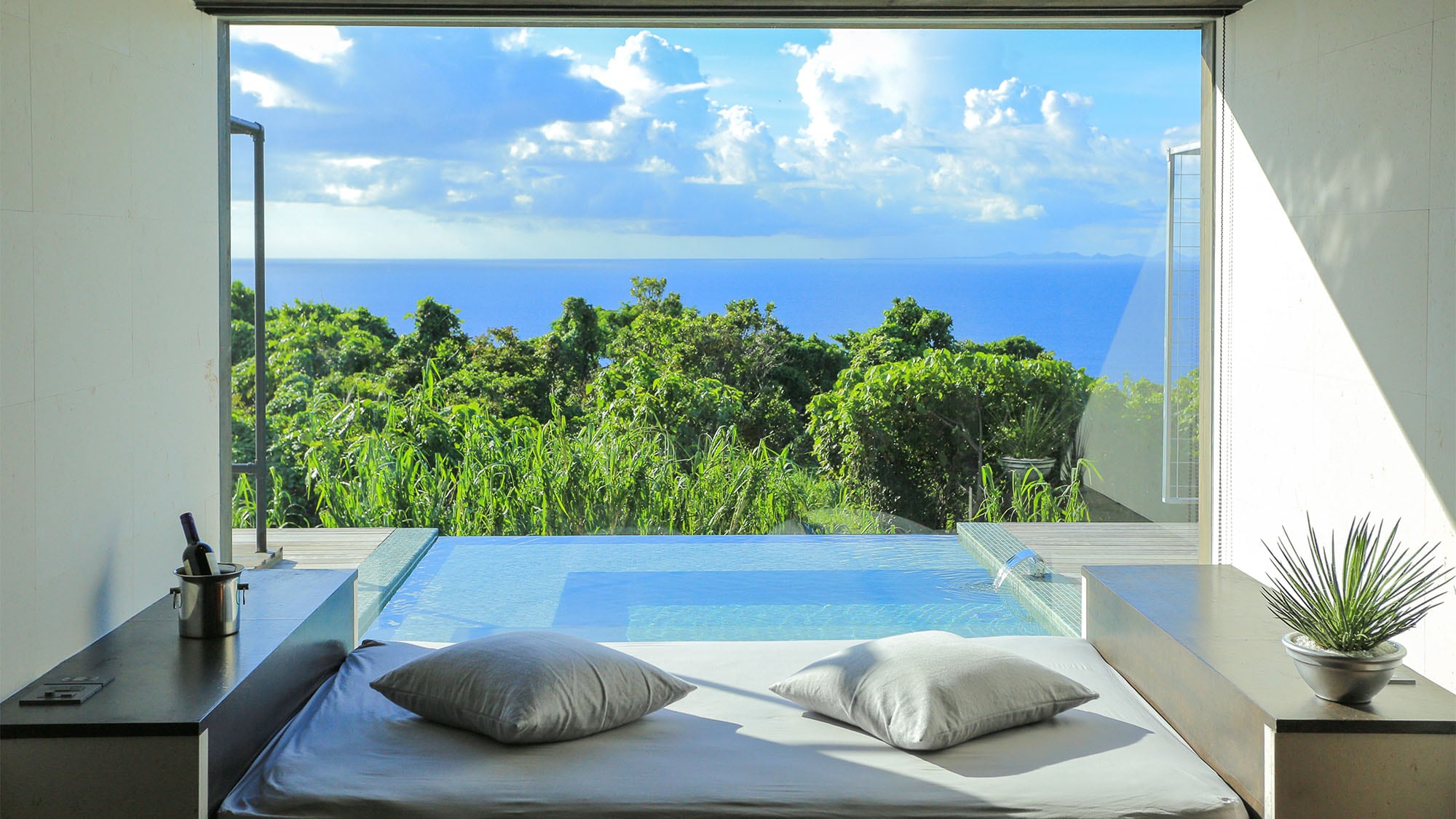・Enjoy the sparkling emerald green ocean all to yourself from your room