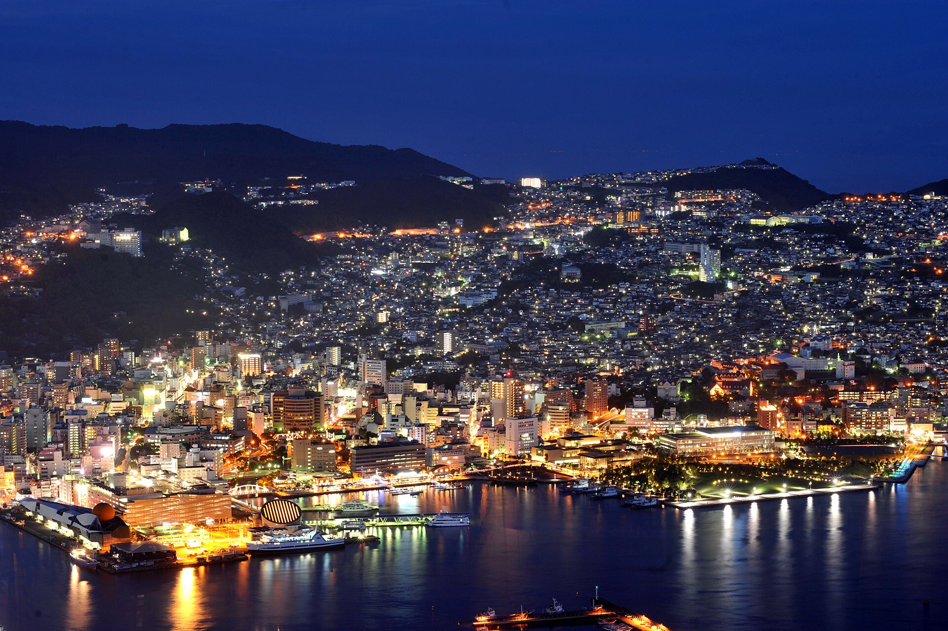 [Night view] The night view of Nagasaki, which was selected as one of the world's three new night views