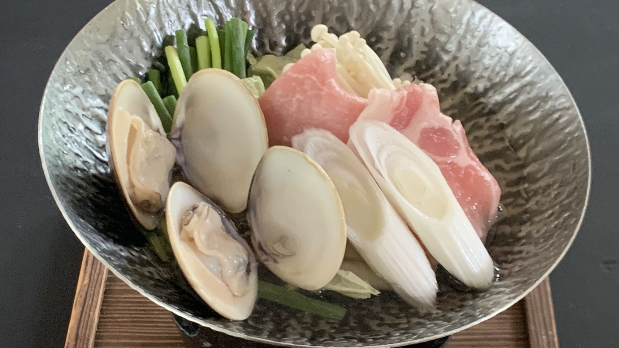 Nồi canh muối nghêu thịt lợn nhà