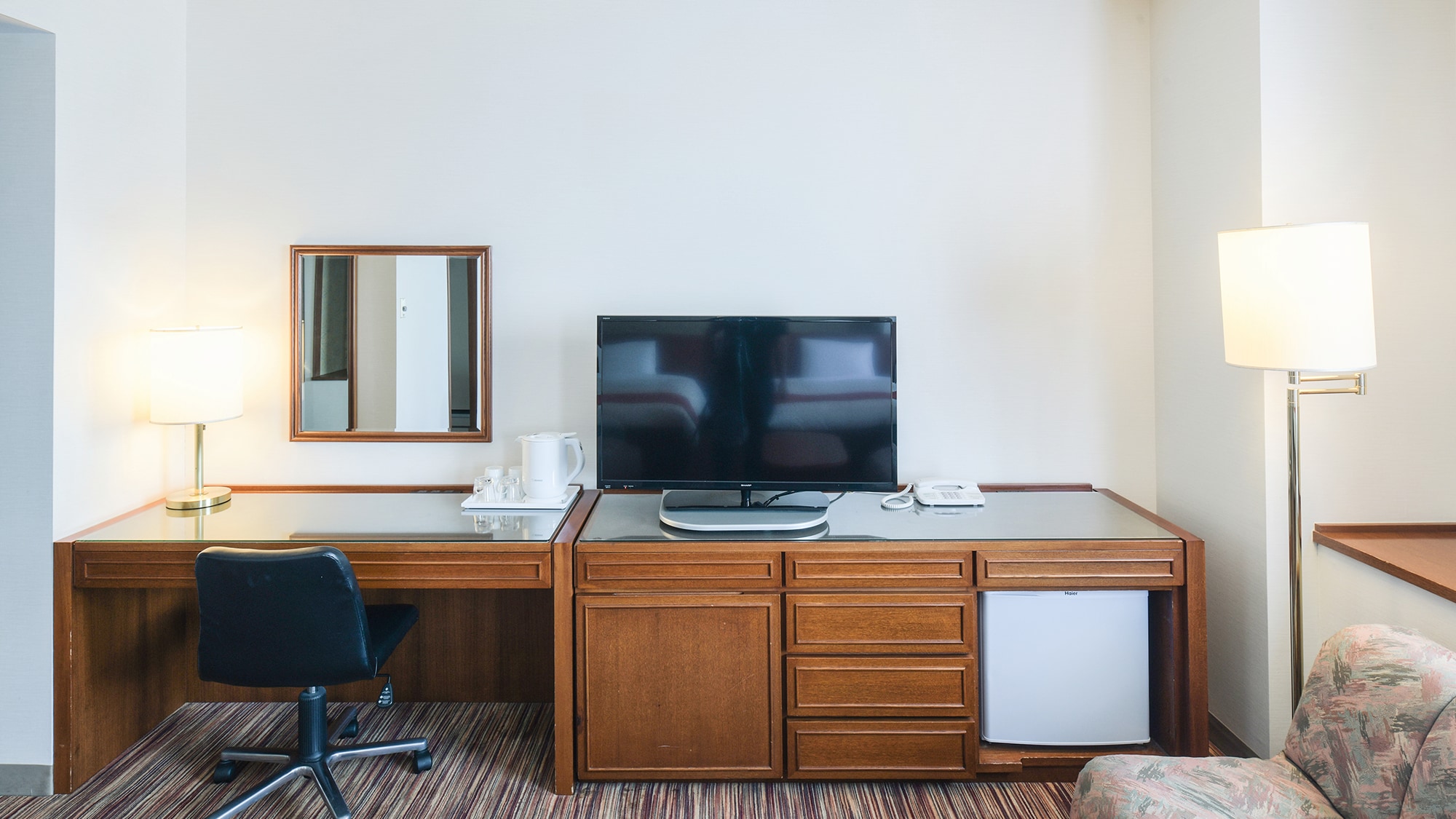 [Superior twin] Desk, refrigerator, TV, air purifier in all rooms