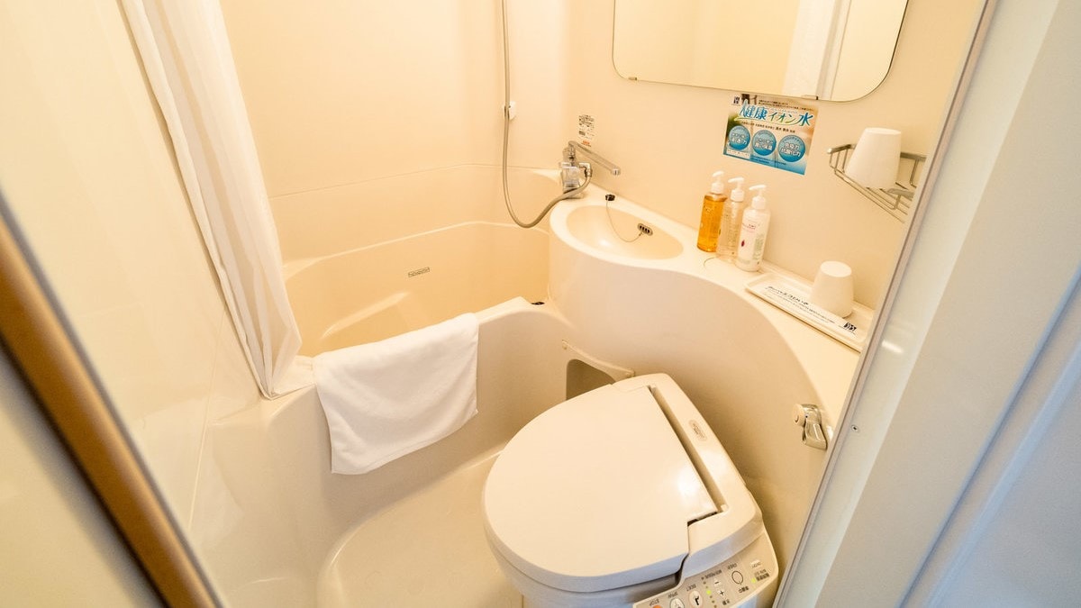 Semua kamar dilengkapi dengan kamar mandi unit