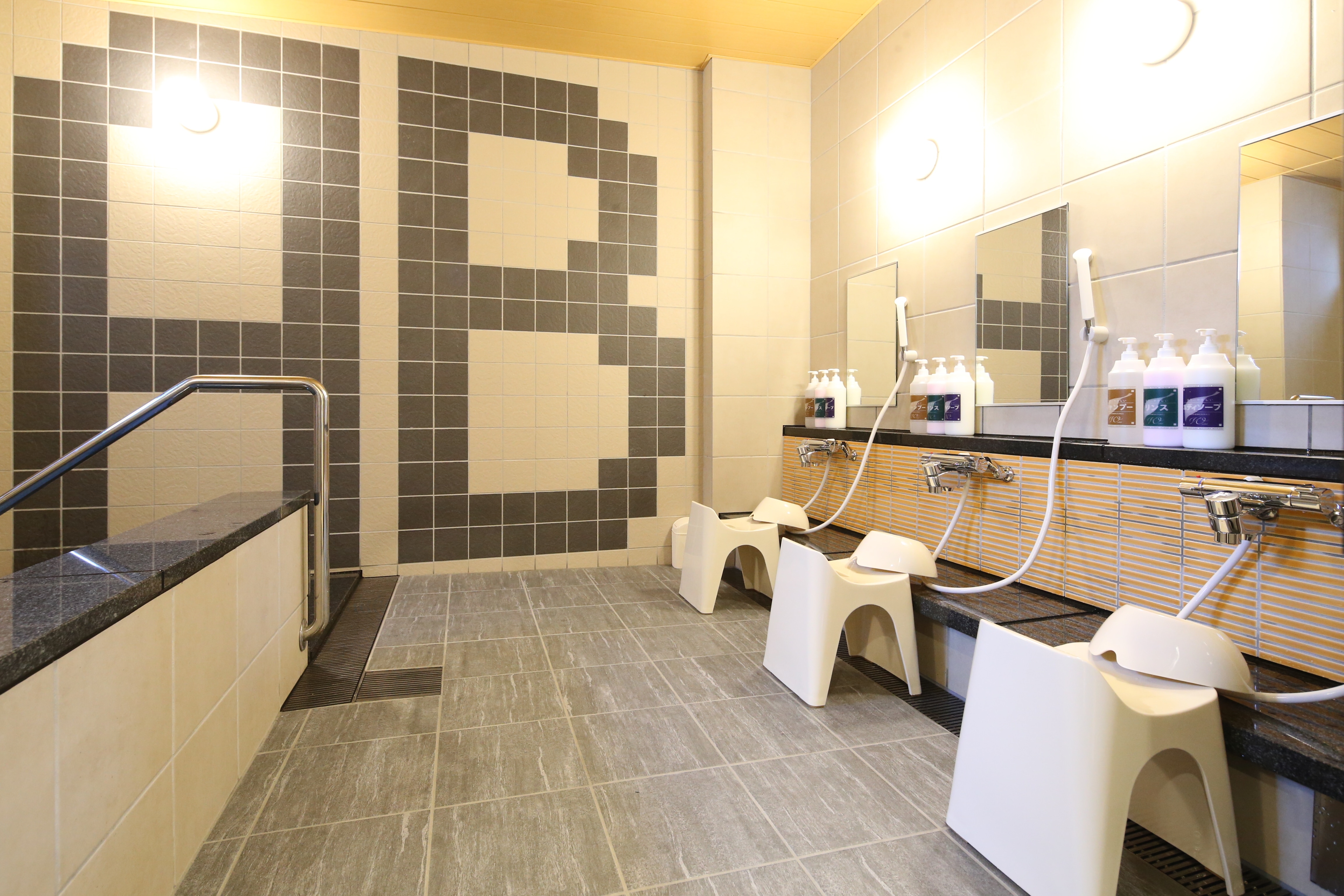 【大浴場、盥洗區】