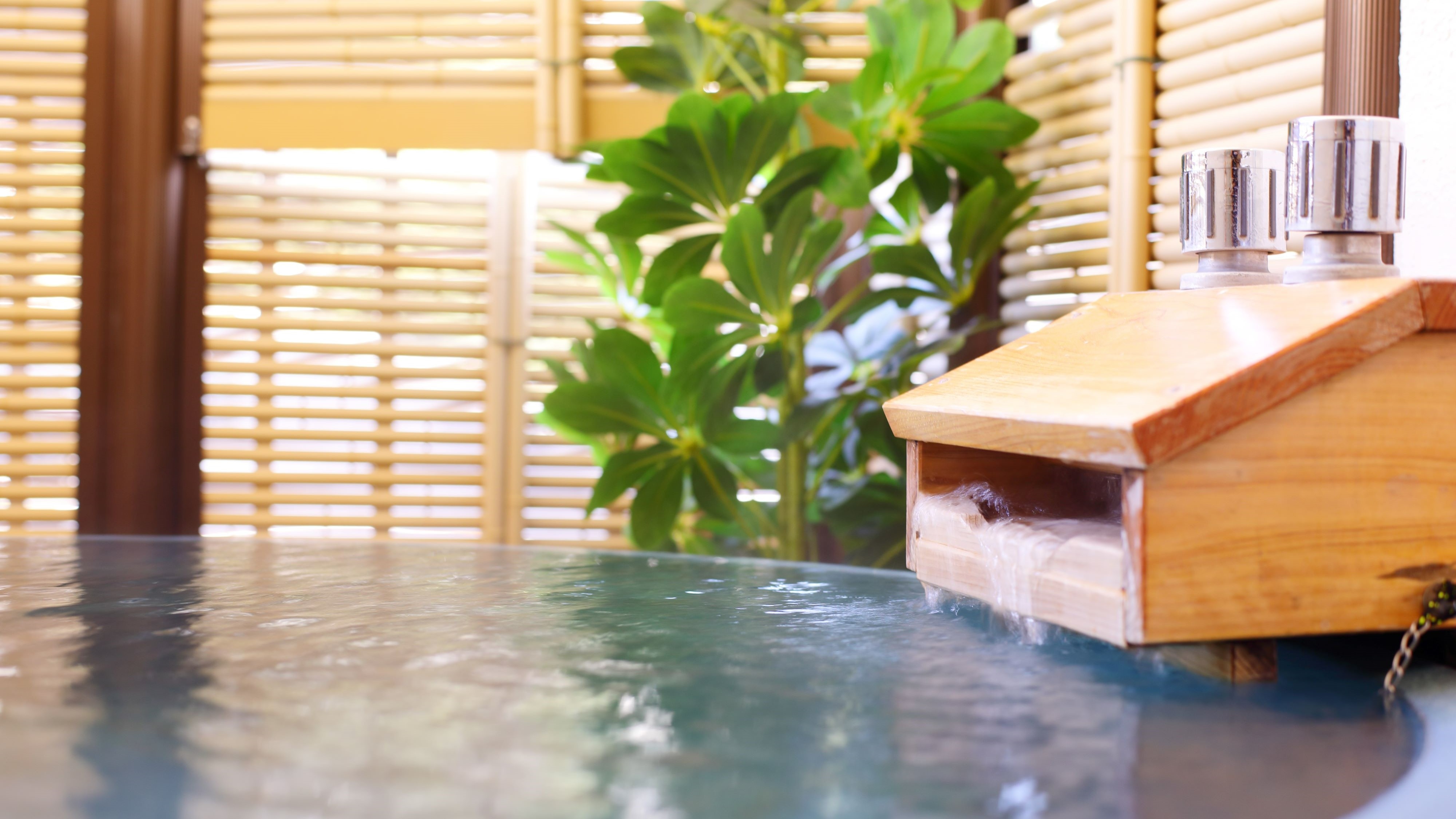 Japanese-style room with an open-air bath facing the ocean. Although the bath in the guest room is not a hot spring, please enjoy your own private time.