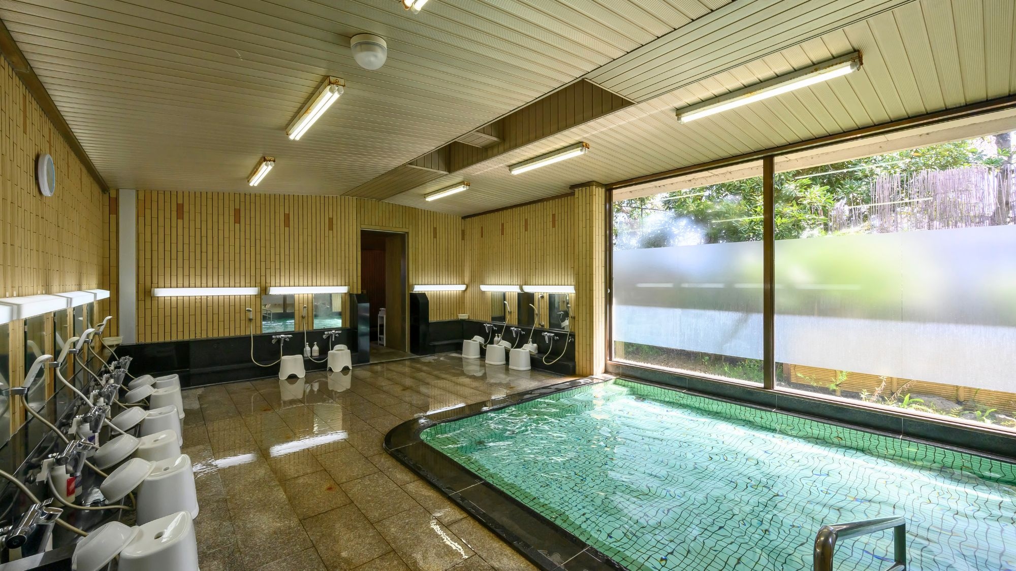 The hot spring, popular among locals, has clear, silky water. Relax and soothe your fatigue in the spacious public bath.