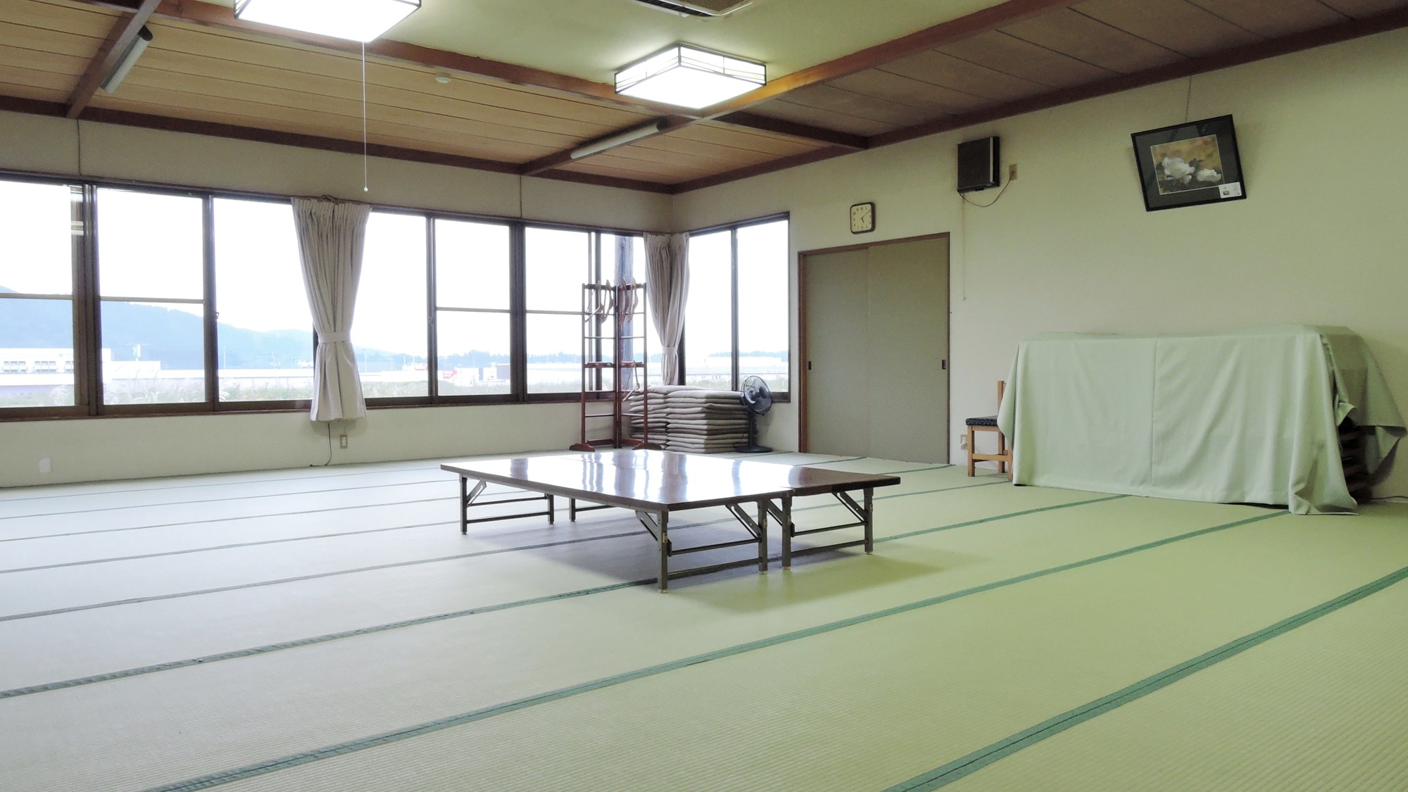 * [Example of guest room] Recommended for students, training camps, and groups! 1st floor large hall, Japanese-style room 40 tatami mats (without toilet)