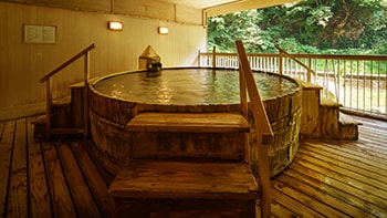 【巡游5处温泉：露天桧木木桶浴】这是一个全部用桧木建成的巨大木桶形露天浴池。柏树的香味会增加您的满足感。