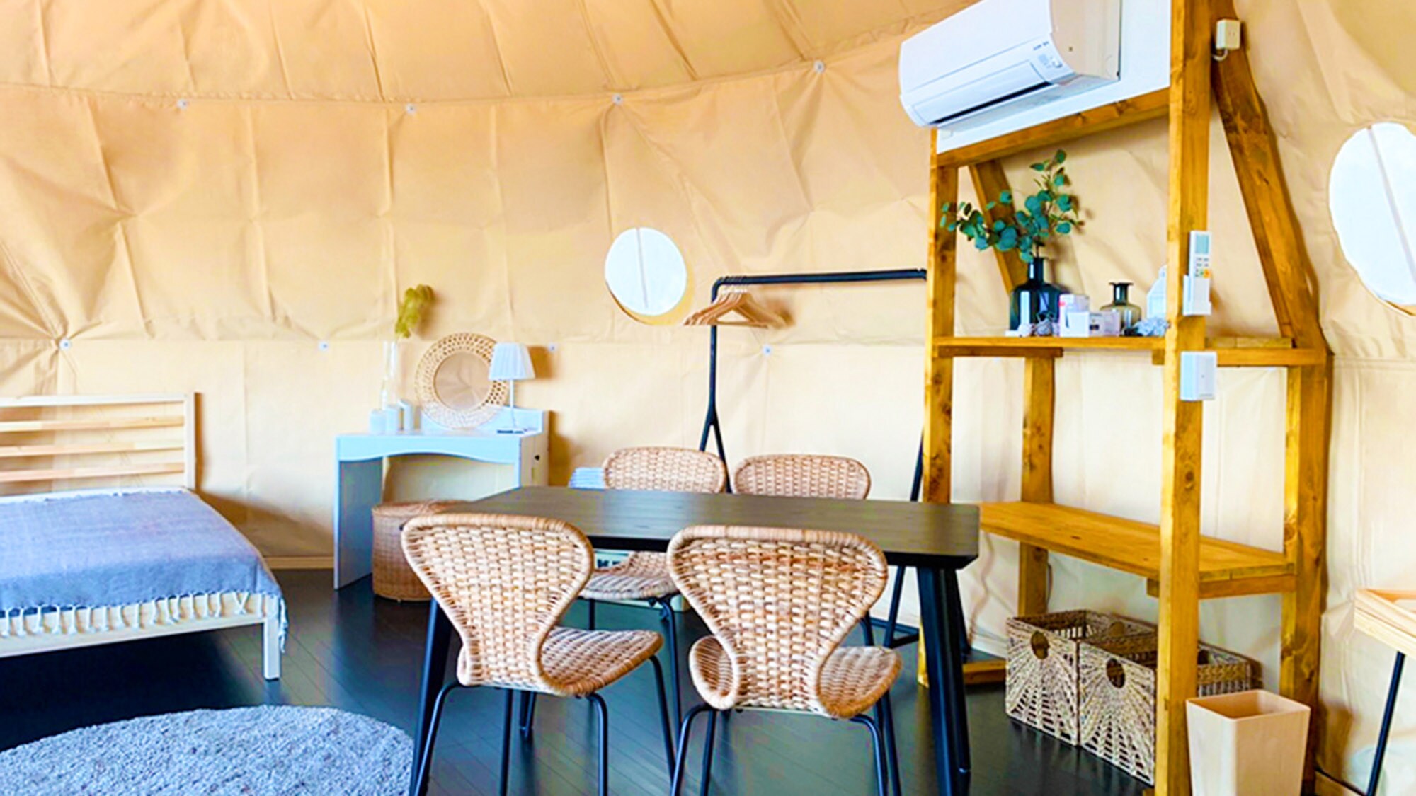 ・[Lều mái vòm C] Bên trong lều còn có bàn ăn. Bạn có thể vui chơi đến khuya