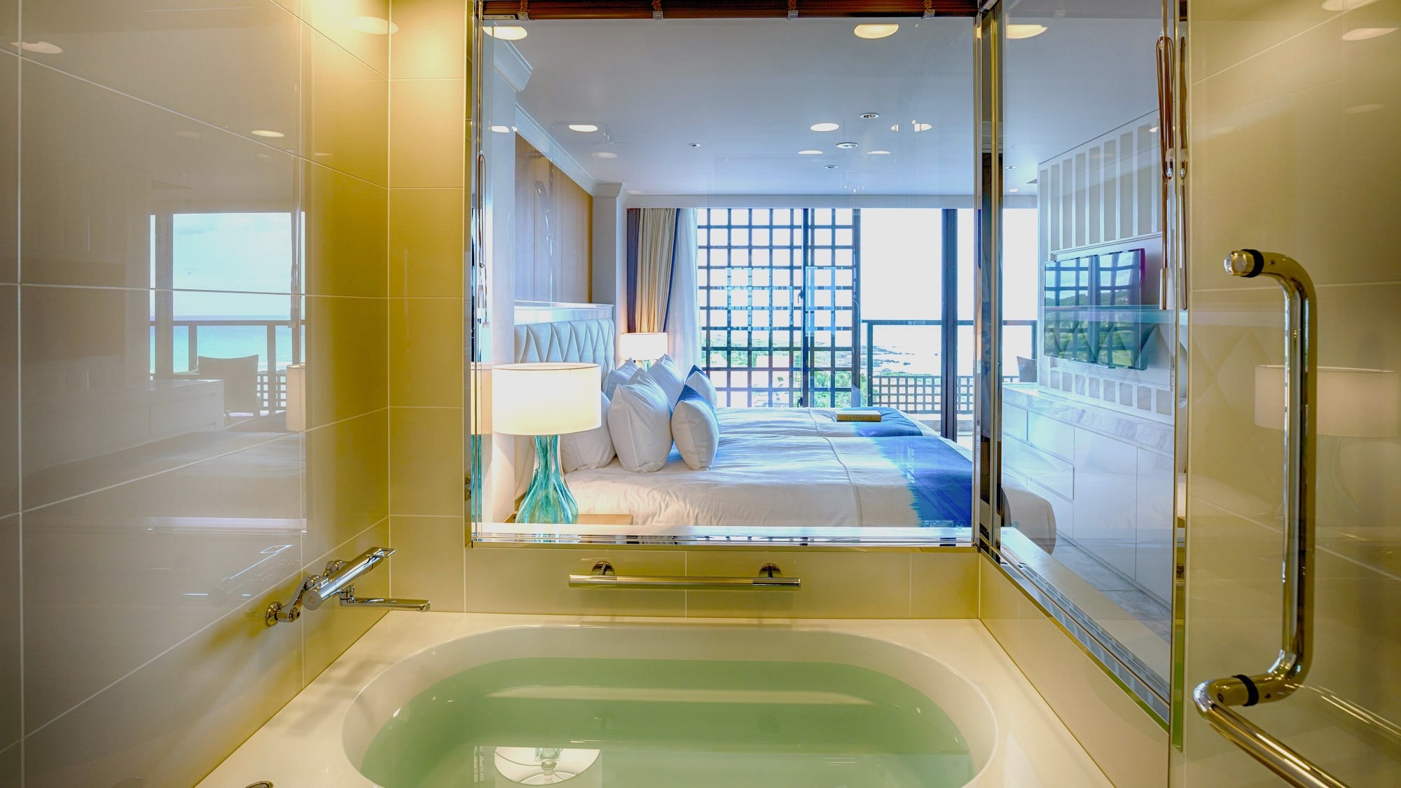 [Bayside/Superior Room (common)] The bathroom with a large bathtub is spacious and functional.