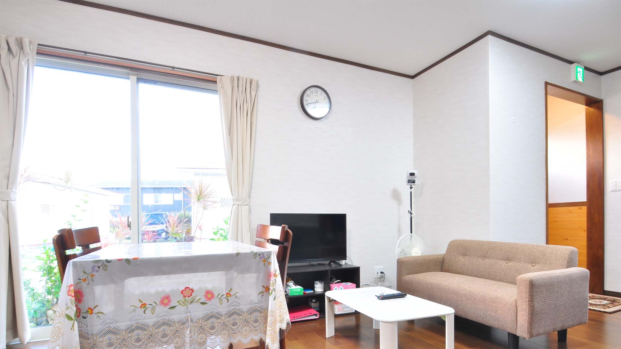 [Living/dining room]