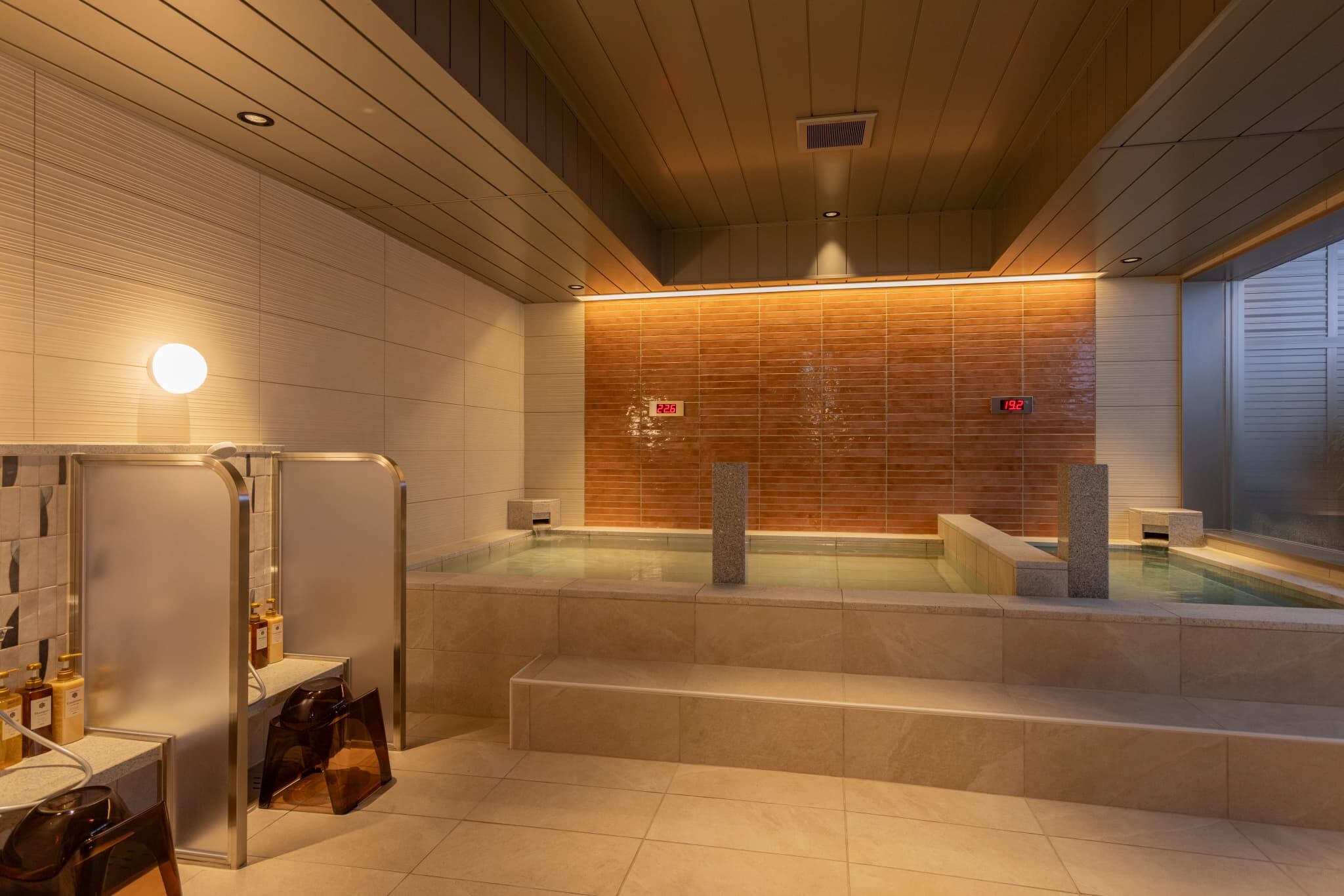 Women's bath ①