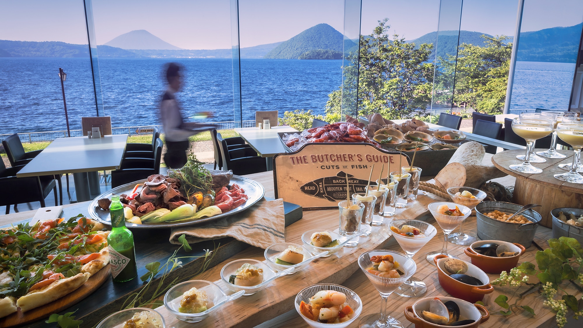 [Buffet restaurant] The scenery is also a treat. Enjoy elegant time by the lake with a colorful buffet.