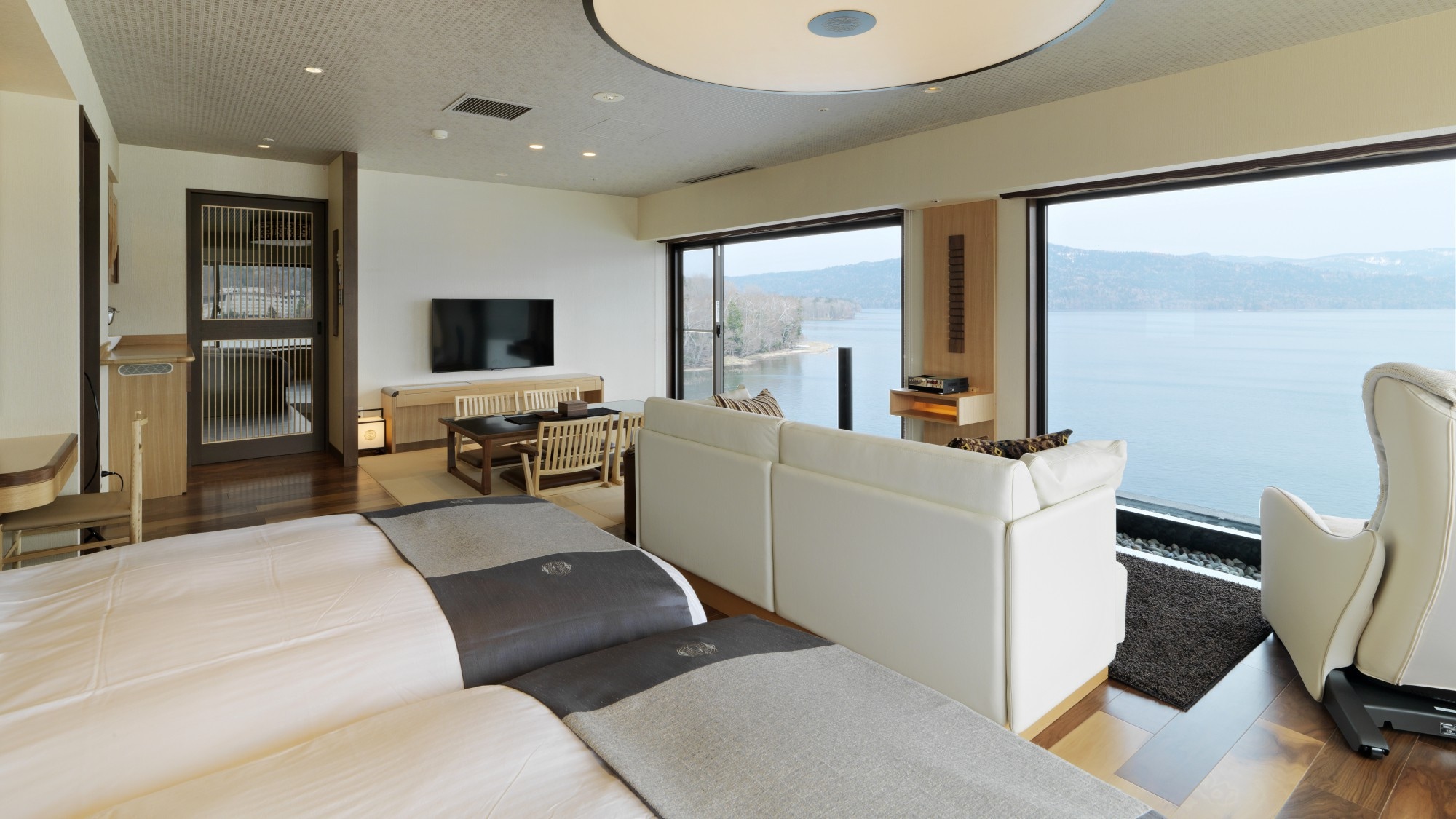 [Annex/Miyabi] Special observation room with hot spring/equipped with sofa and massage chair. Please relax while looking at Lake Akan *Image