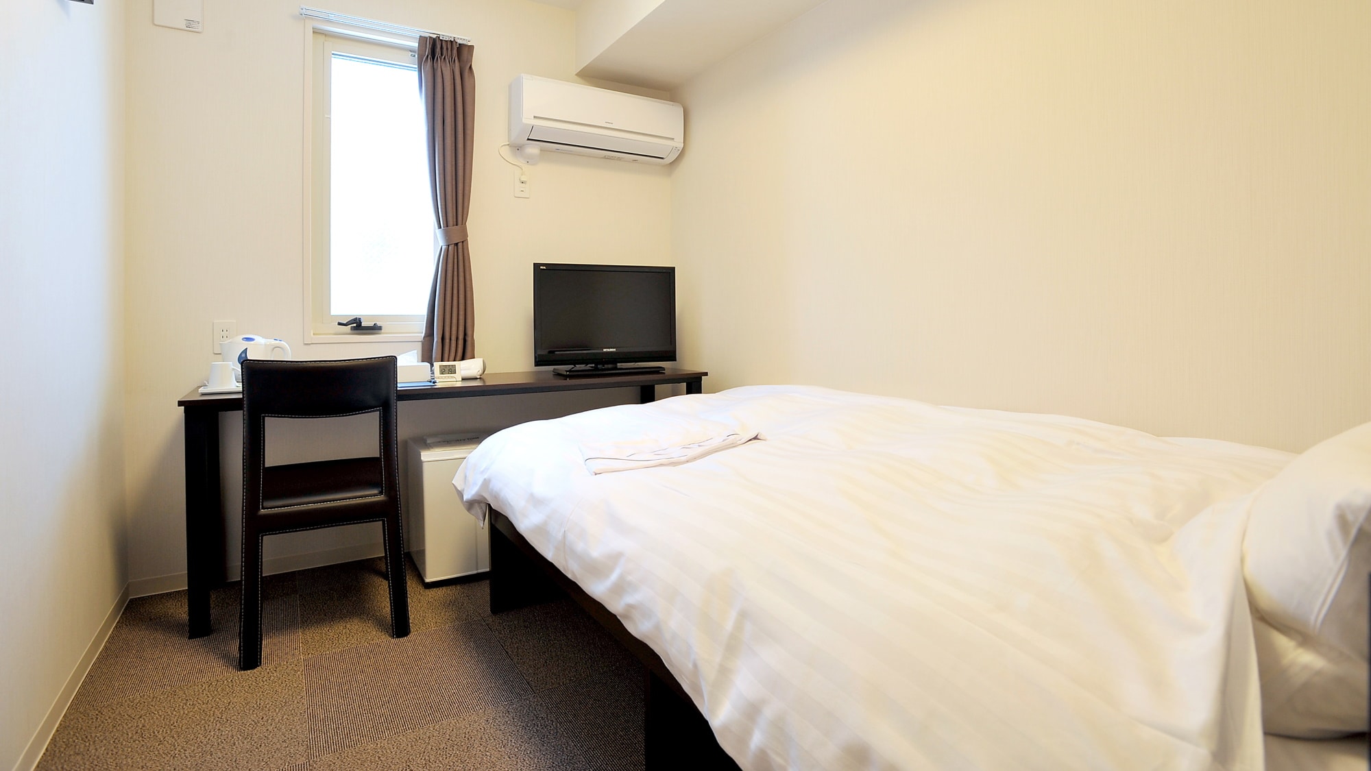 Single room (11.8㎡) Individual air conditioning and Wi-Fi are available. It is a functional room.