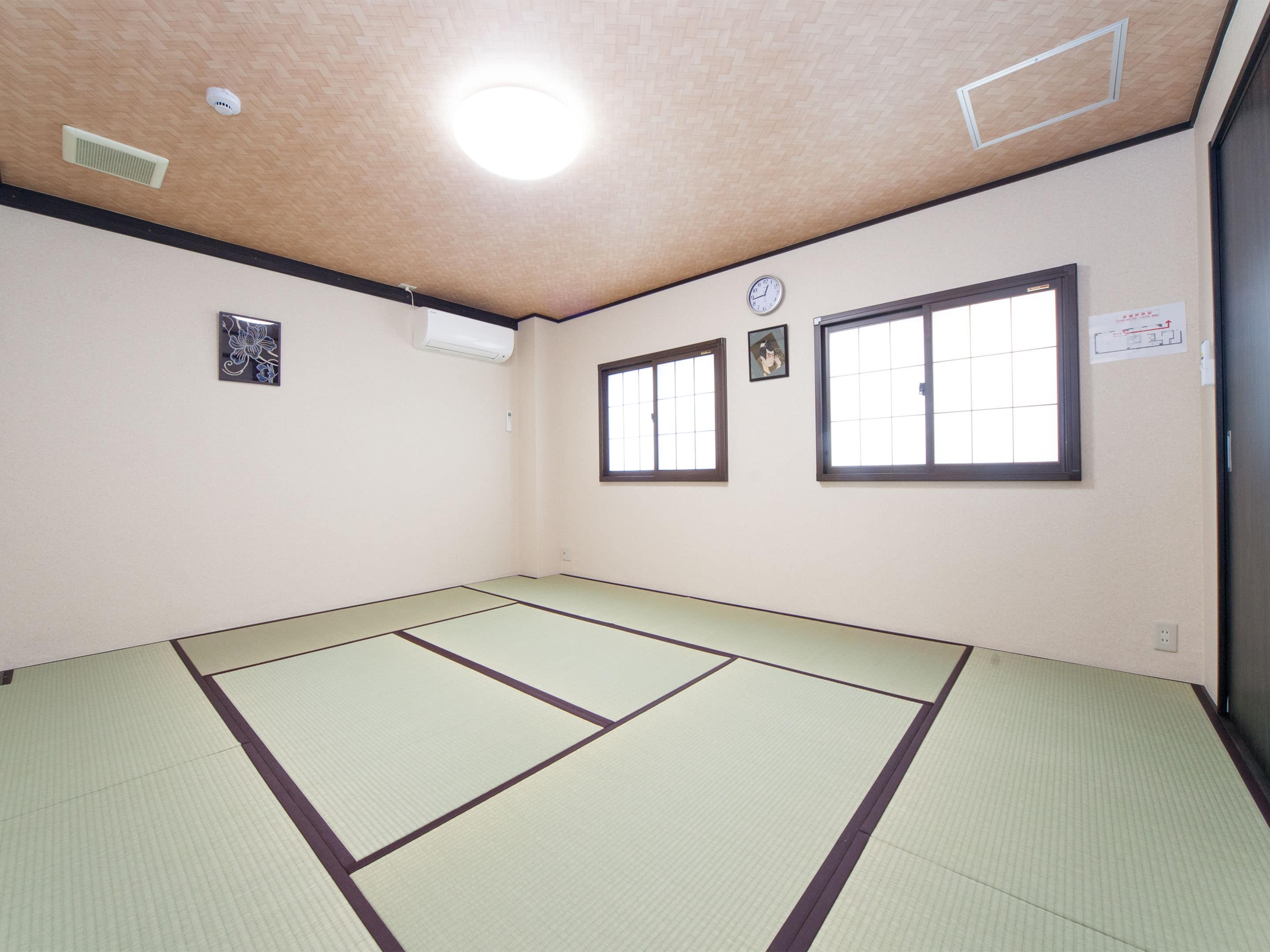 ・[Family Room 1] A tatami room where you can stretch out and relax