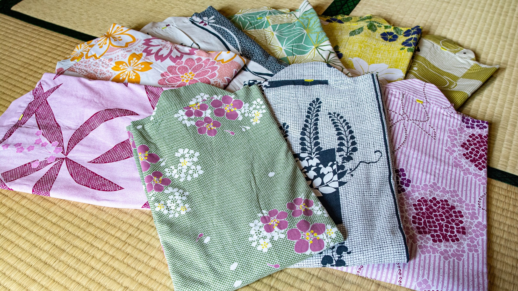 Chúng tôi có nhiều loại yukata nhiều màu sắc để bạn có thể lựa chọn loại phù hợp với sở thích của mình.