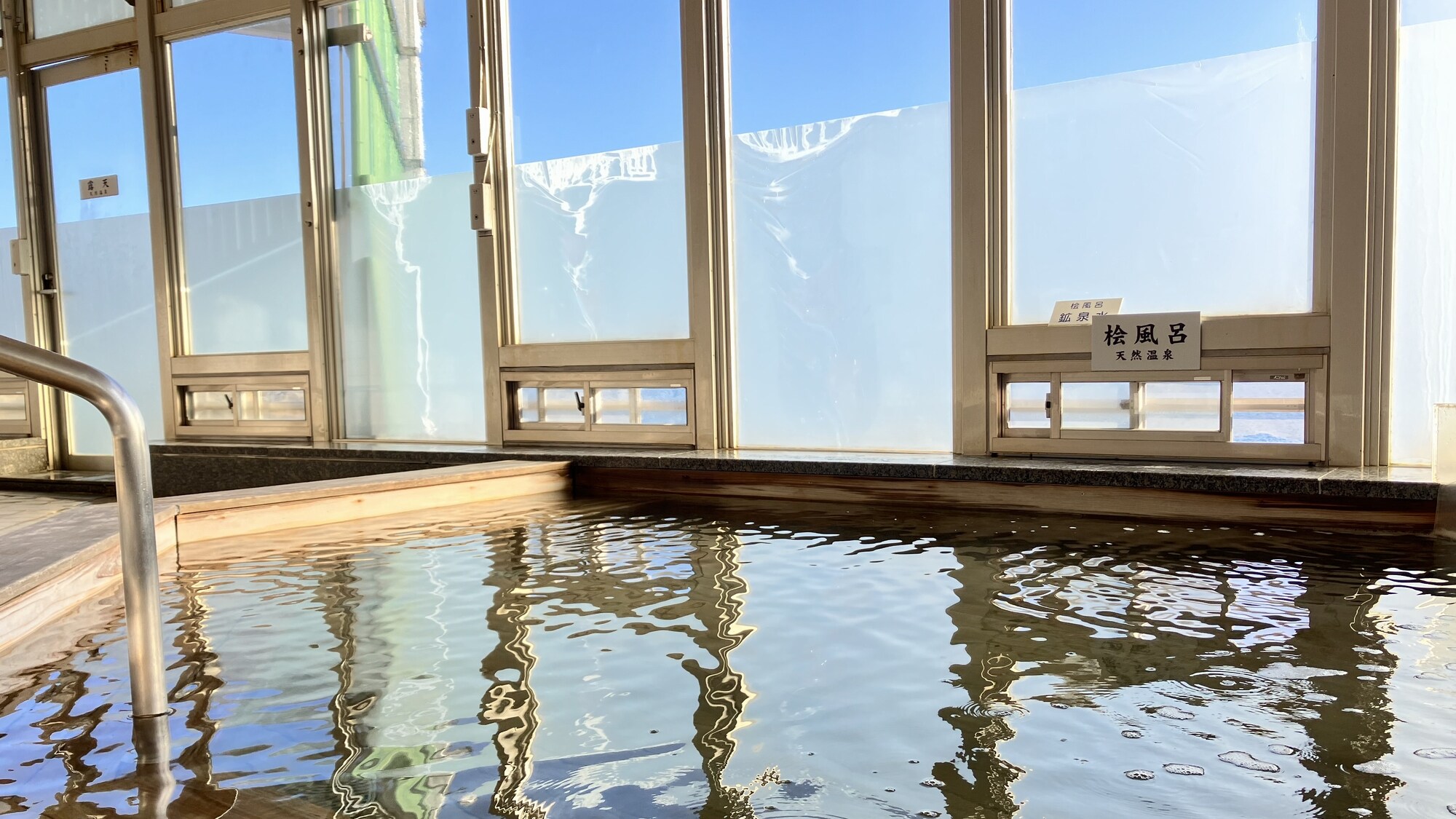 ◆ ห้องอาบน้ำขนาดใหญ่ [อ่างอาบน้ำไซเปรส Hospring] ผ่อนคลายและผ่อนคลายในอ่างอาบน้ำอันน่าภาคภูมิใจของเราพร้อมชมทิวทัศน์อันงดงามเหนือทะเลเซโตะใน