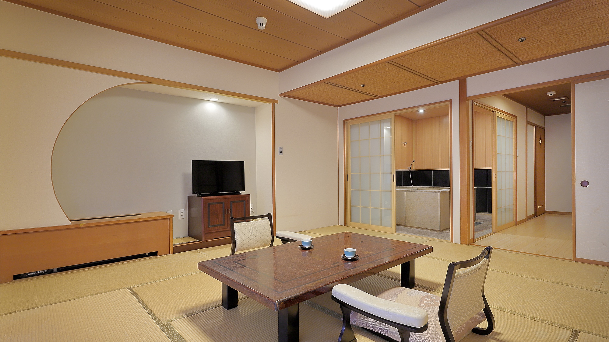 [Japanese-style room] Top floor, family room with bath