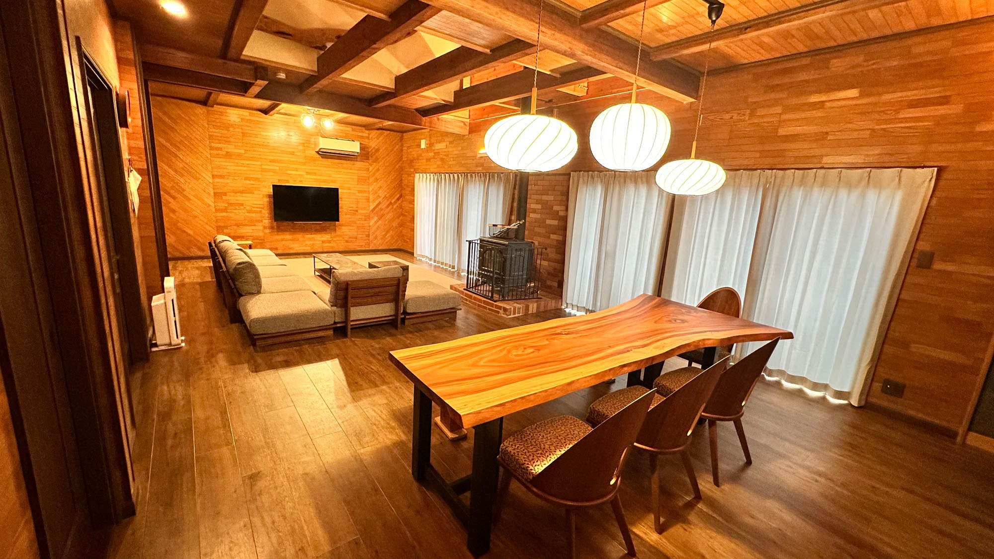[Deluxe Villa] The living space is spacious and enveloped in the warmth of wood.