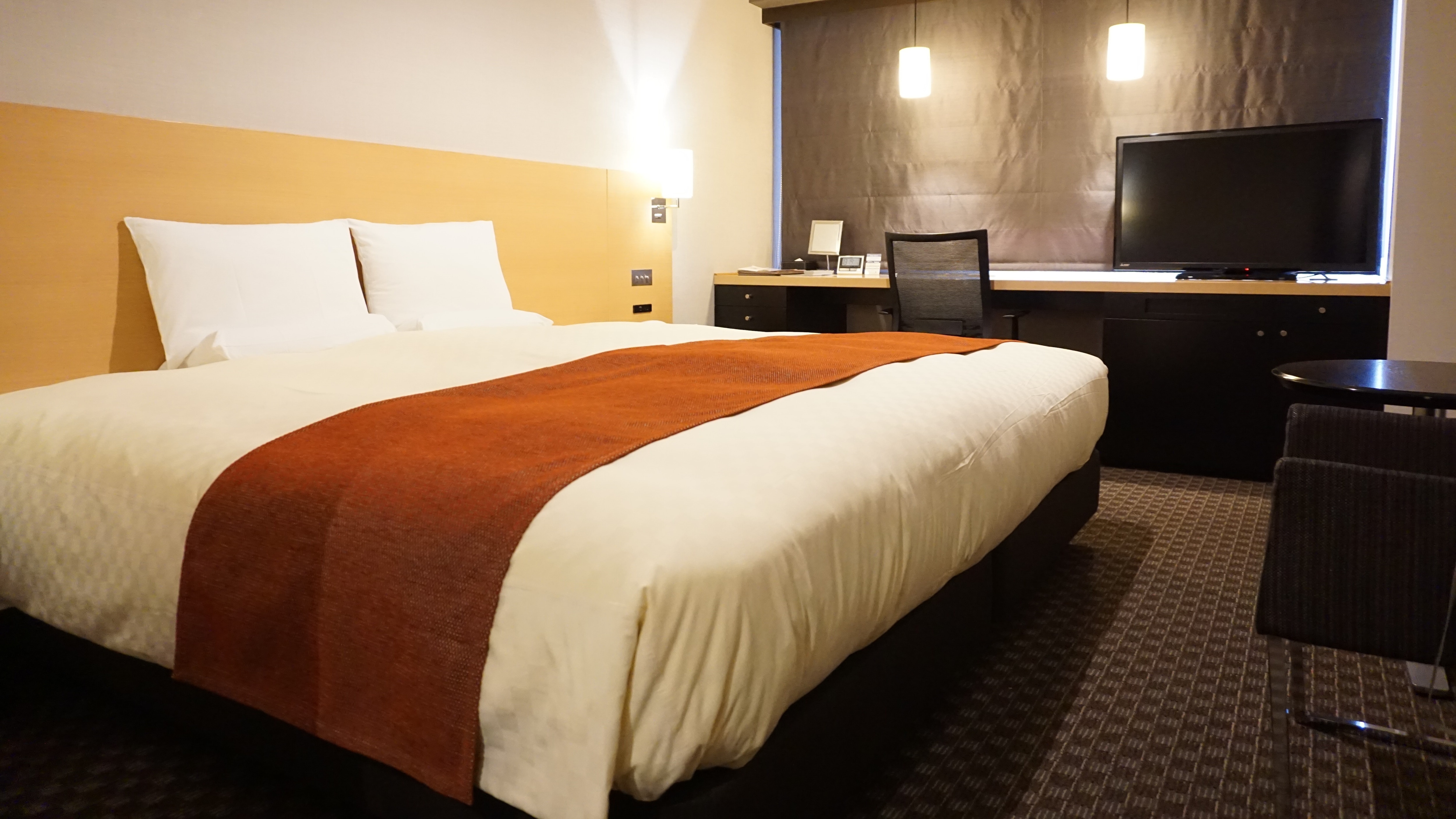 【中等双人房,20平方米】2021年12月新装修，可容纳一张特大床。