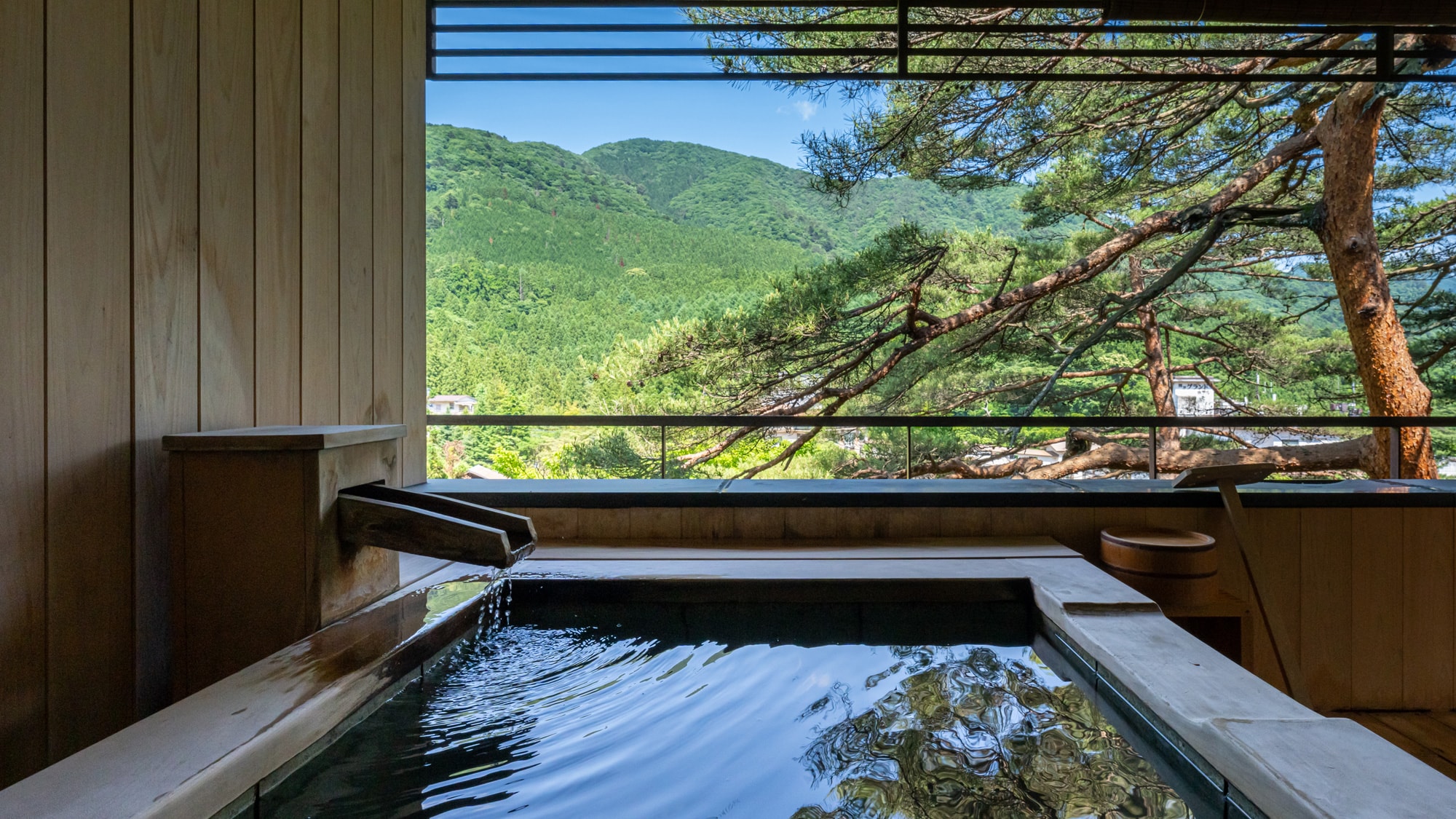 Kashotei: Five-star concept guest room. The open-air bath has been renovated to blend in with nature, making it a comfortable room to relax in.