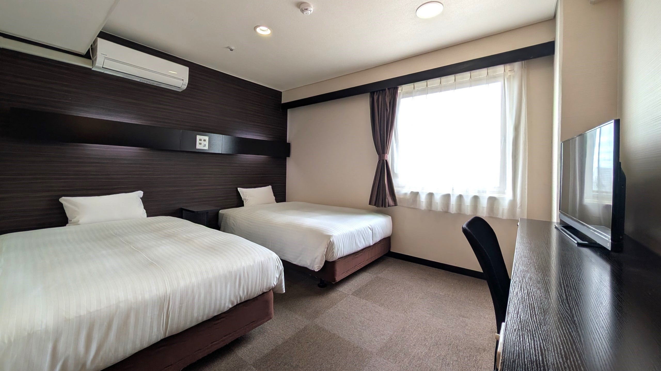 Twin Room [Two semi-double beds, 18 sq m]