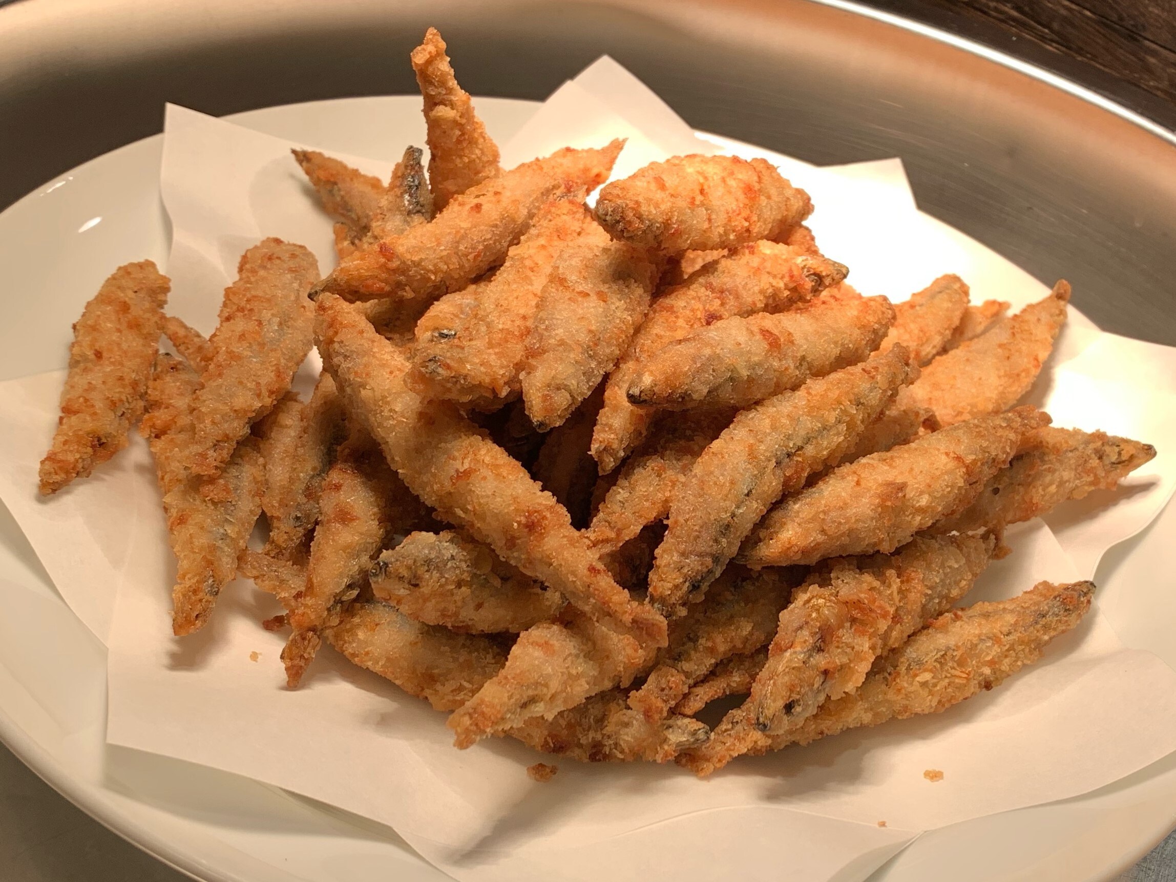 Menu sarapan lokal sehari-hari: Ikan haring bulat bergaris perak goreng dengan rasa plum
