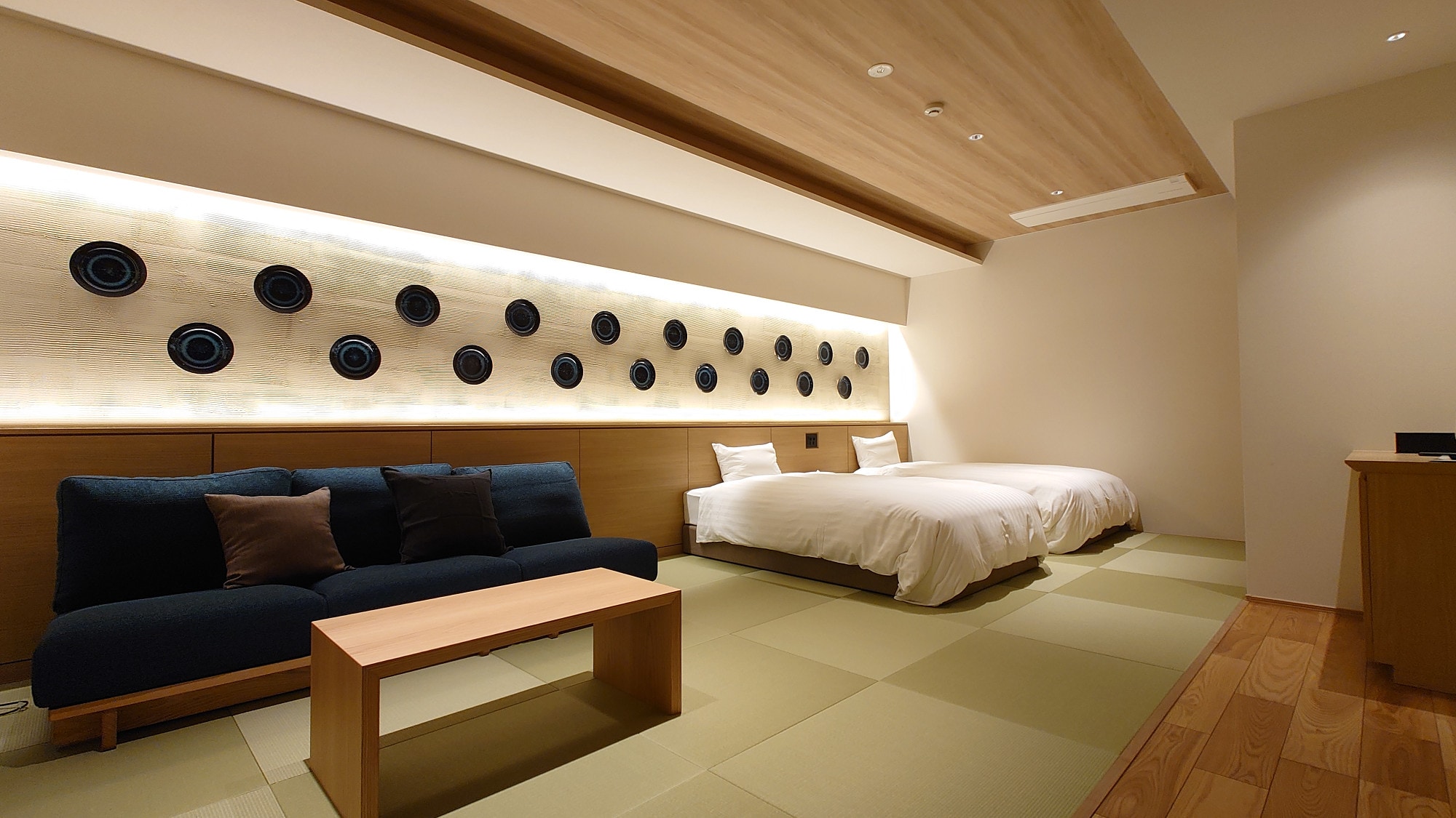 Japanese-Western style twin room “Soen”_Interior of Koishiwara ware Hideyama kiln plates