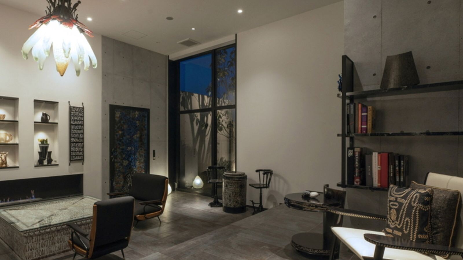 The interior of the building offers spaces and services that pleasantly stimulate the five senses.
