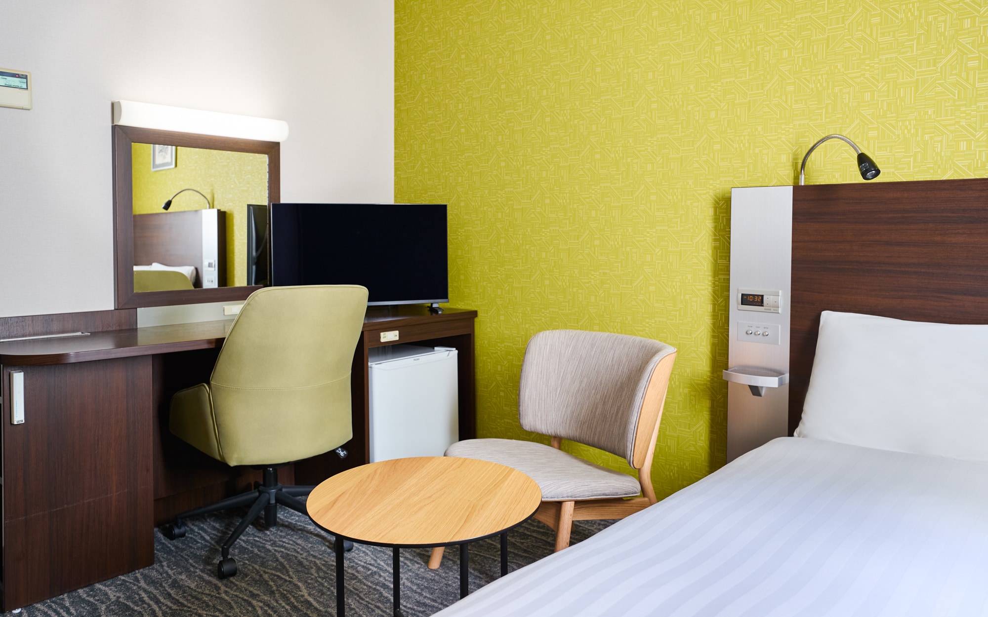 [Double Standard 2] Spacious guest rooms equipped with a table and chairs.