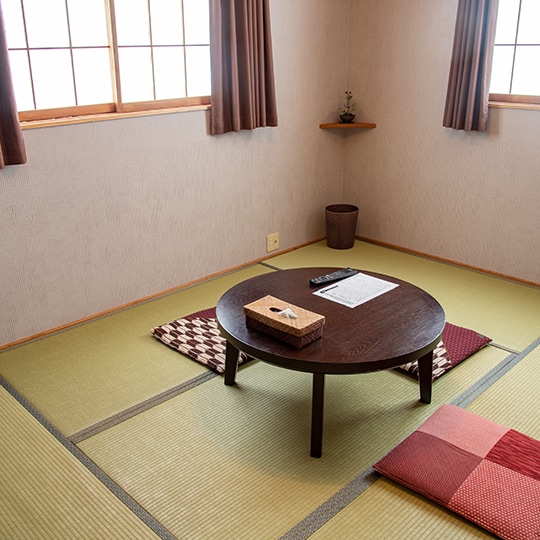 简陋而质朴的房间。对于那些以优惠价格旅行的人 / 附楼日式房间 6 榻榻米垫