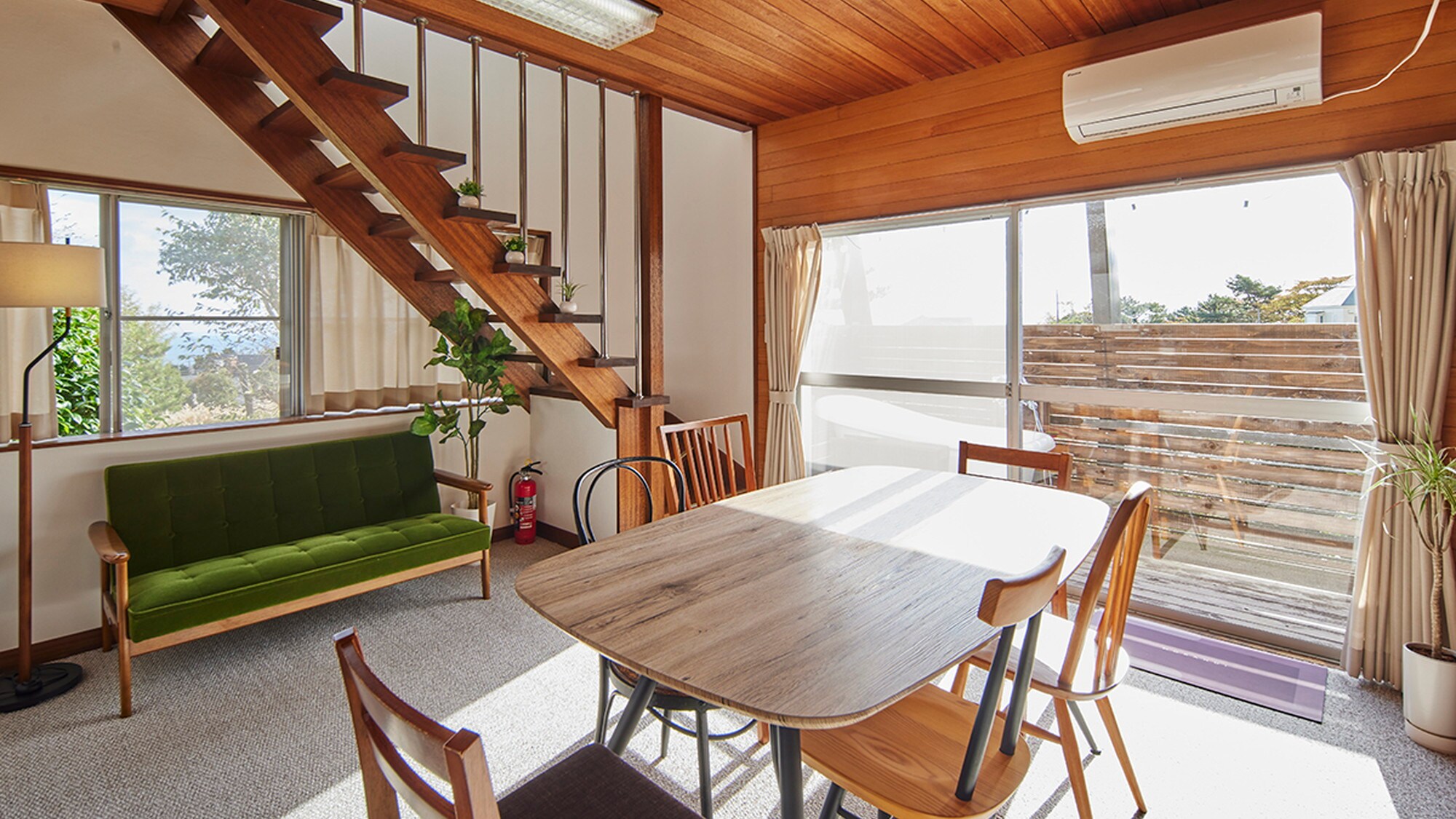 [Phòng khách ở tầng 1] Được trang bị nội thất được lựa chọn kỹ lưỡng. Có một bồn tắm ngoài trời trên sân thượng.