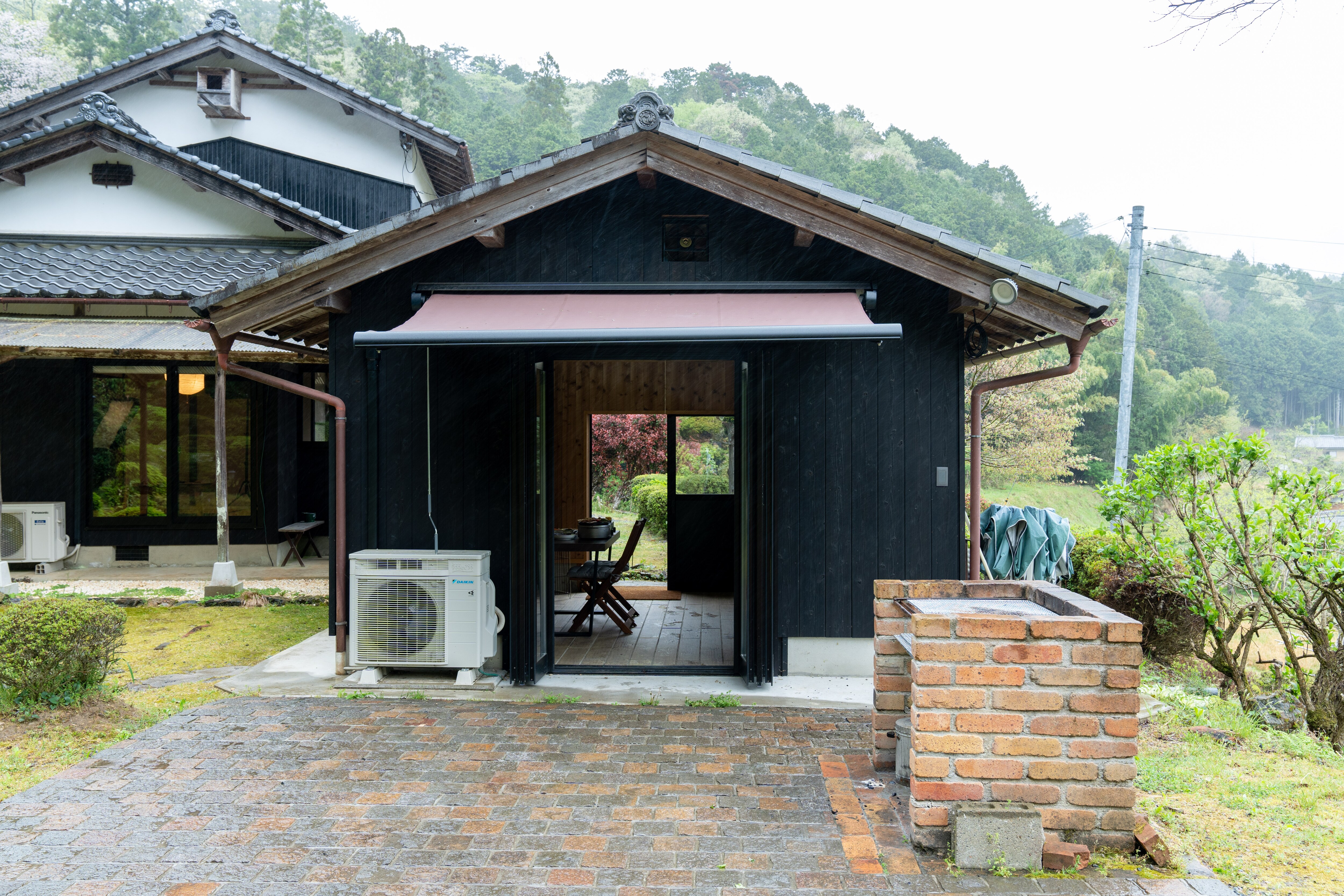 떨어져 냉난방 완비입니다. 비오는 날이나 더운 날, 추운 날의 BBQ 등 자유롭게 사용하십시오.