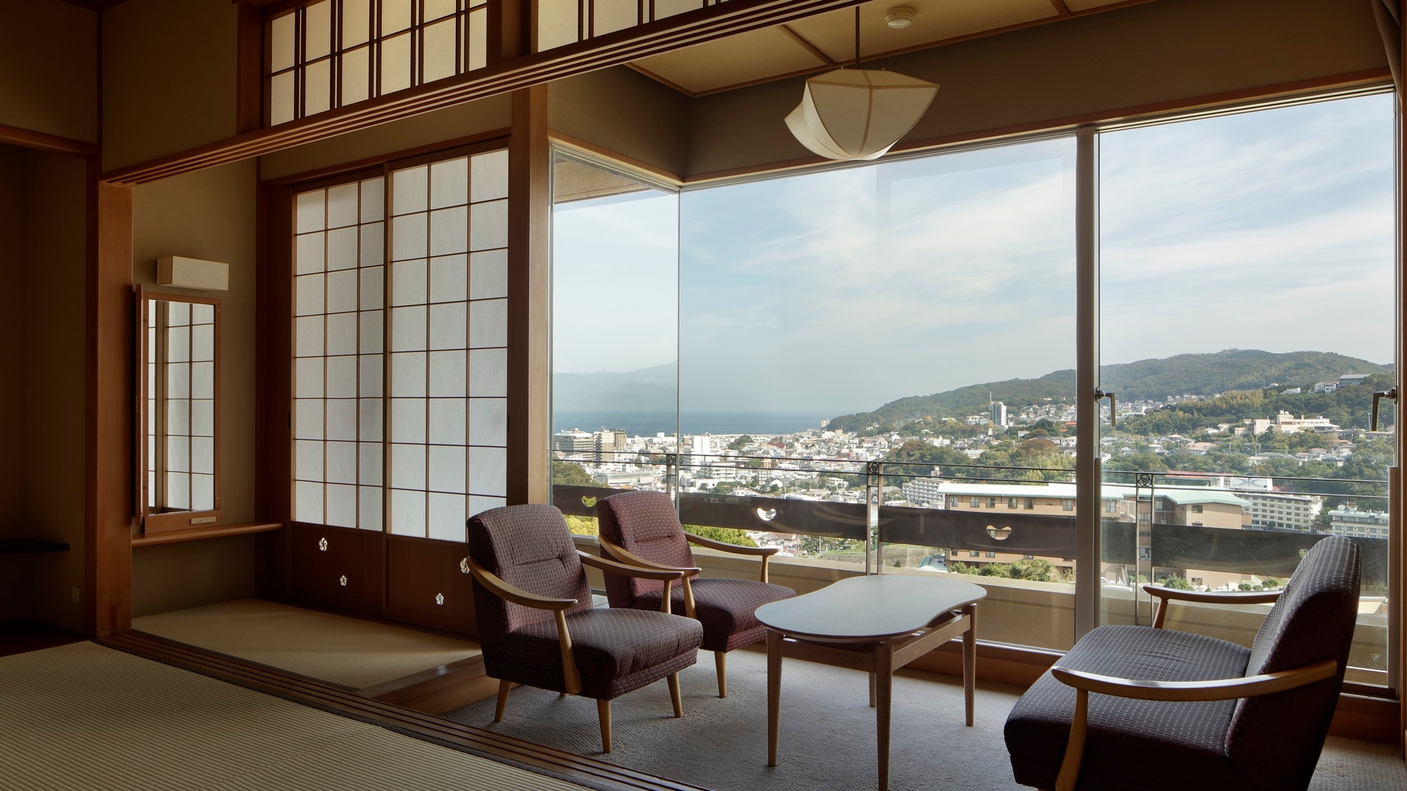 The rooms overlook the town of Ito, Sagami Bay, and the mountains of Izu. They are also spacious and come with a veranda and a veranda.