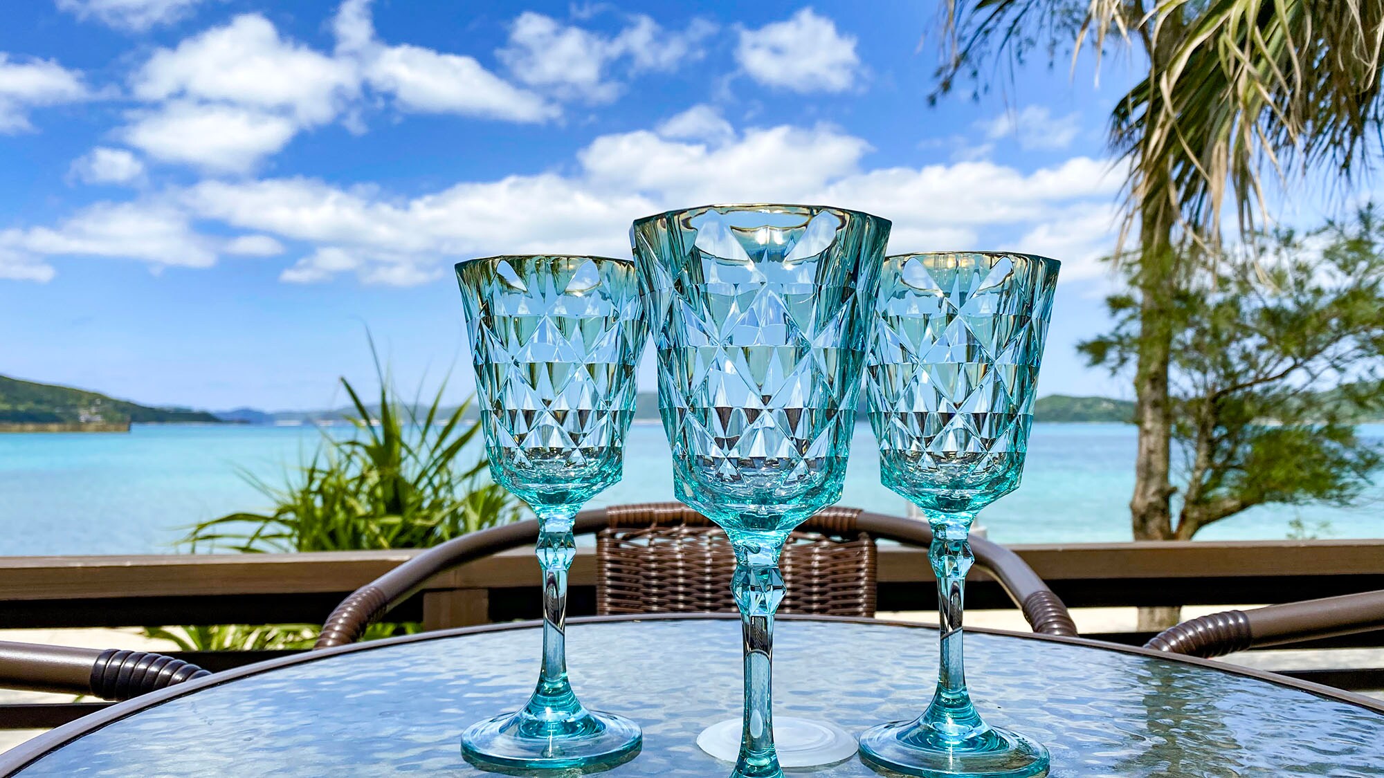 ・Cheers with stylish glasses