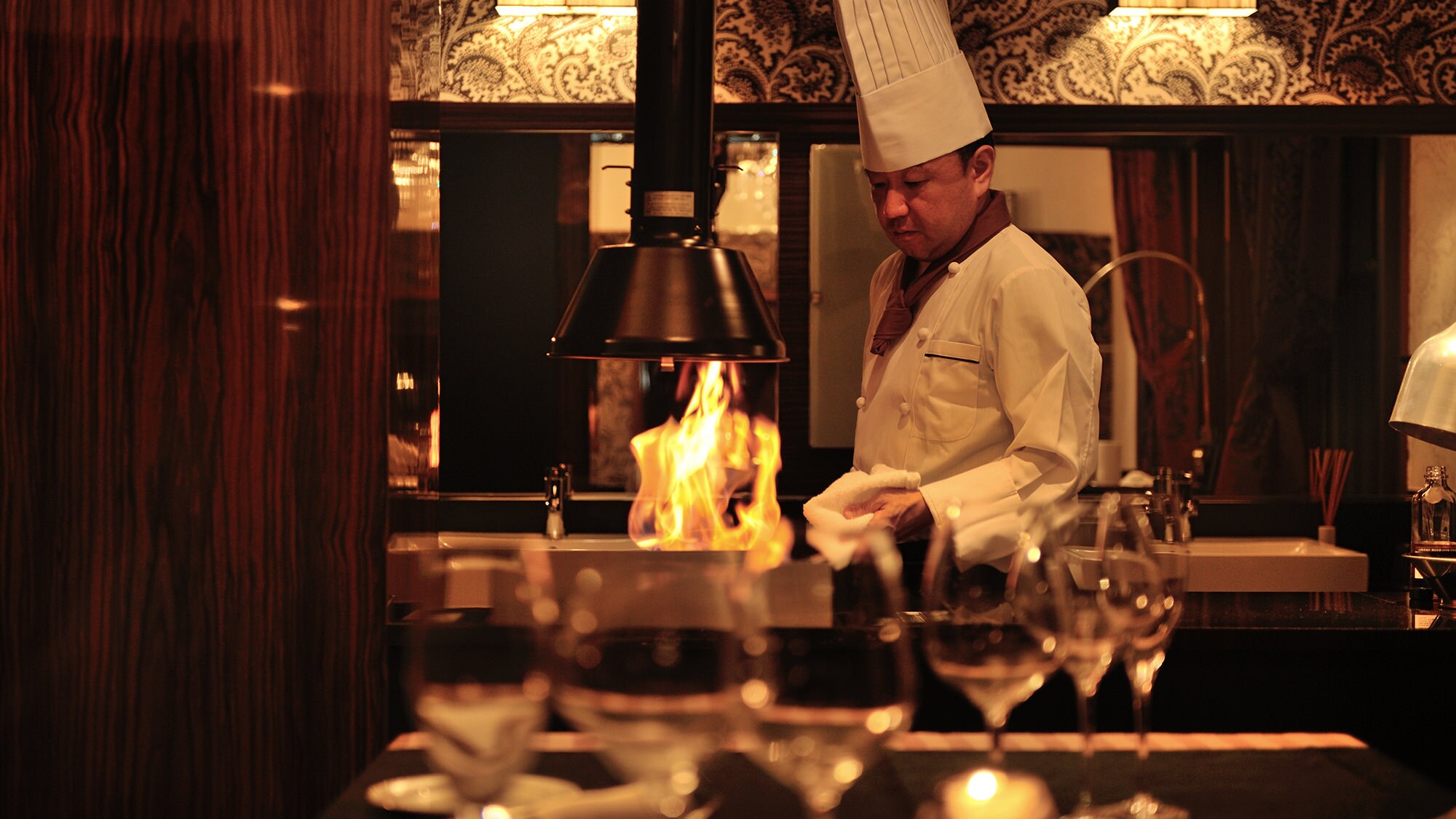 A chef cooking in the exclusive kitchen of Surijie