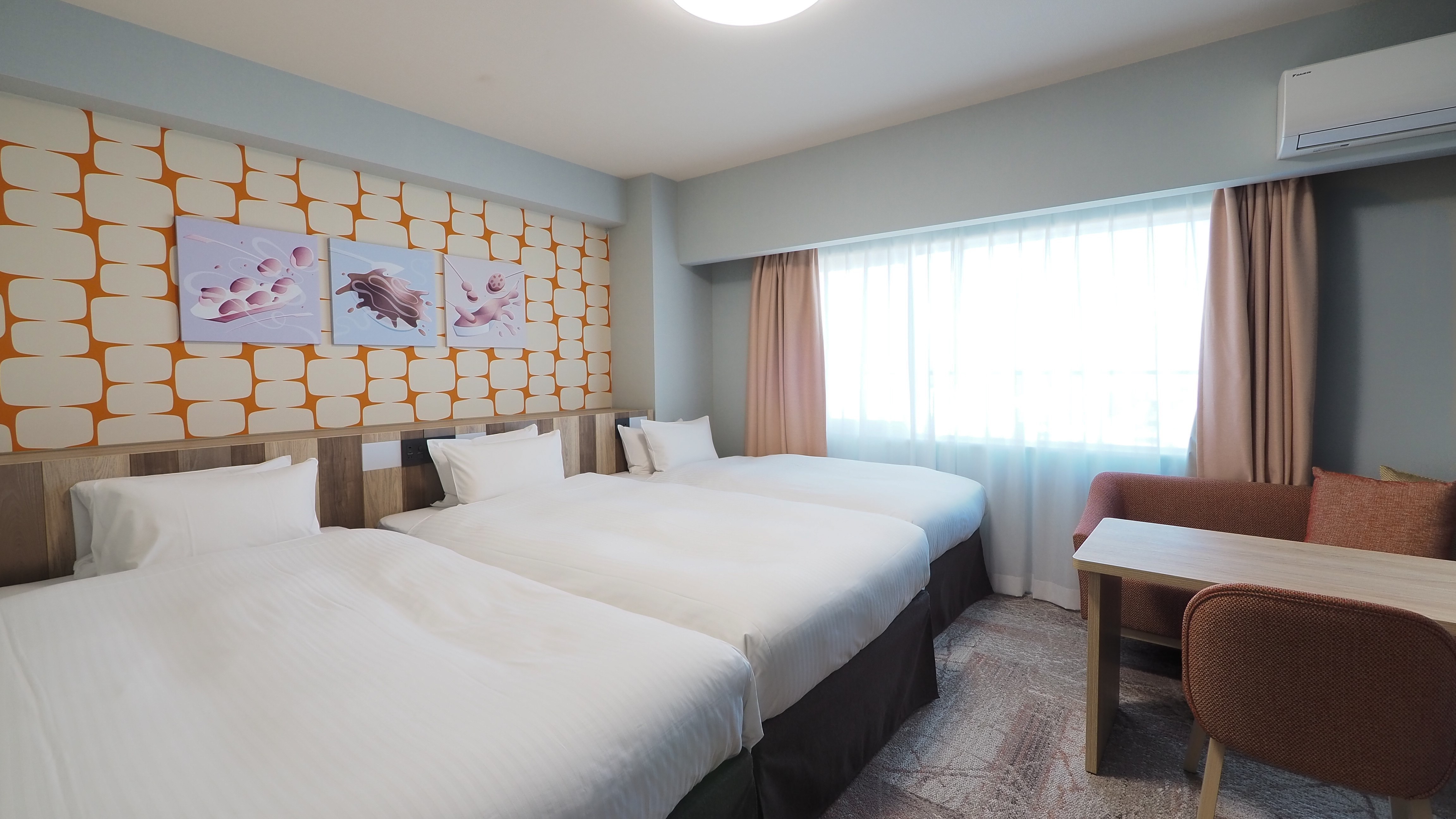 Deluxe Twin can accommodate up to 3 people.