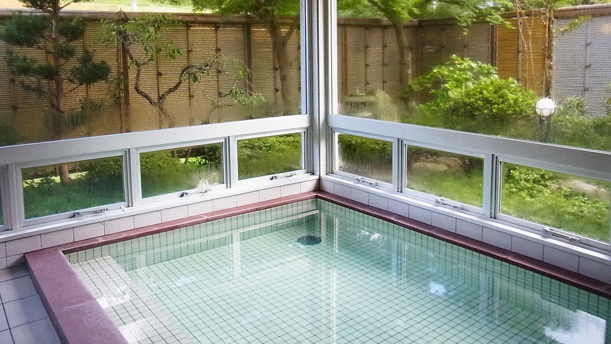 * [Large public bath] Hot springs that warm you to the core. Please enjoy a pleasant bath.