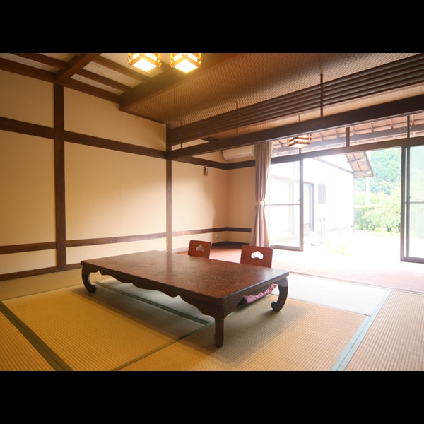 ★*A spacious Japanese-style room with 10 tatami mats and a wide veranda overlooking the garden.