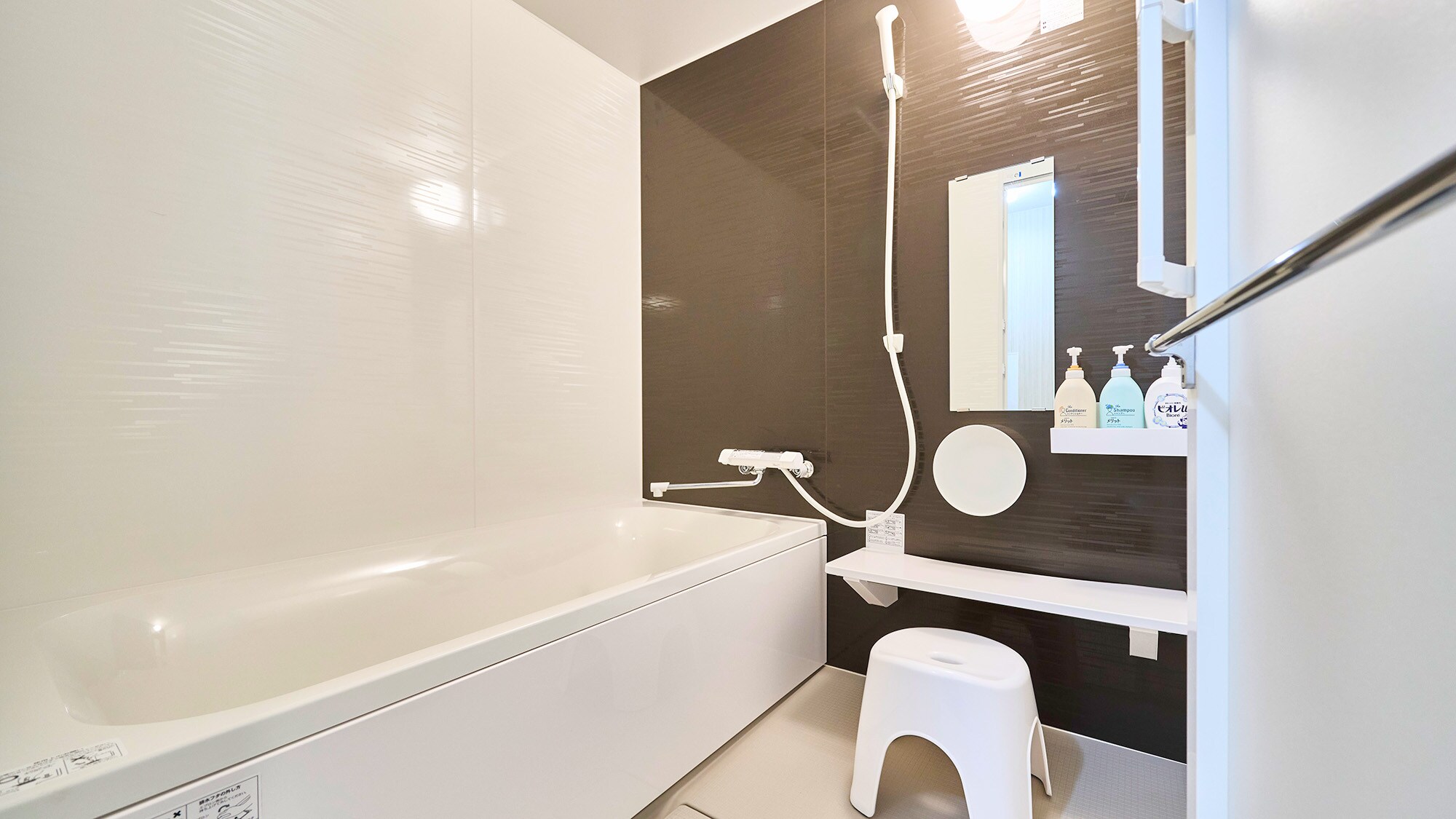 ・[Bath/Toilet] A bathtub so large that you can stretch your legs while soaking in the bathtub.
