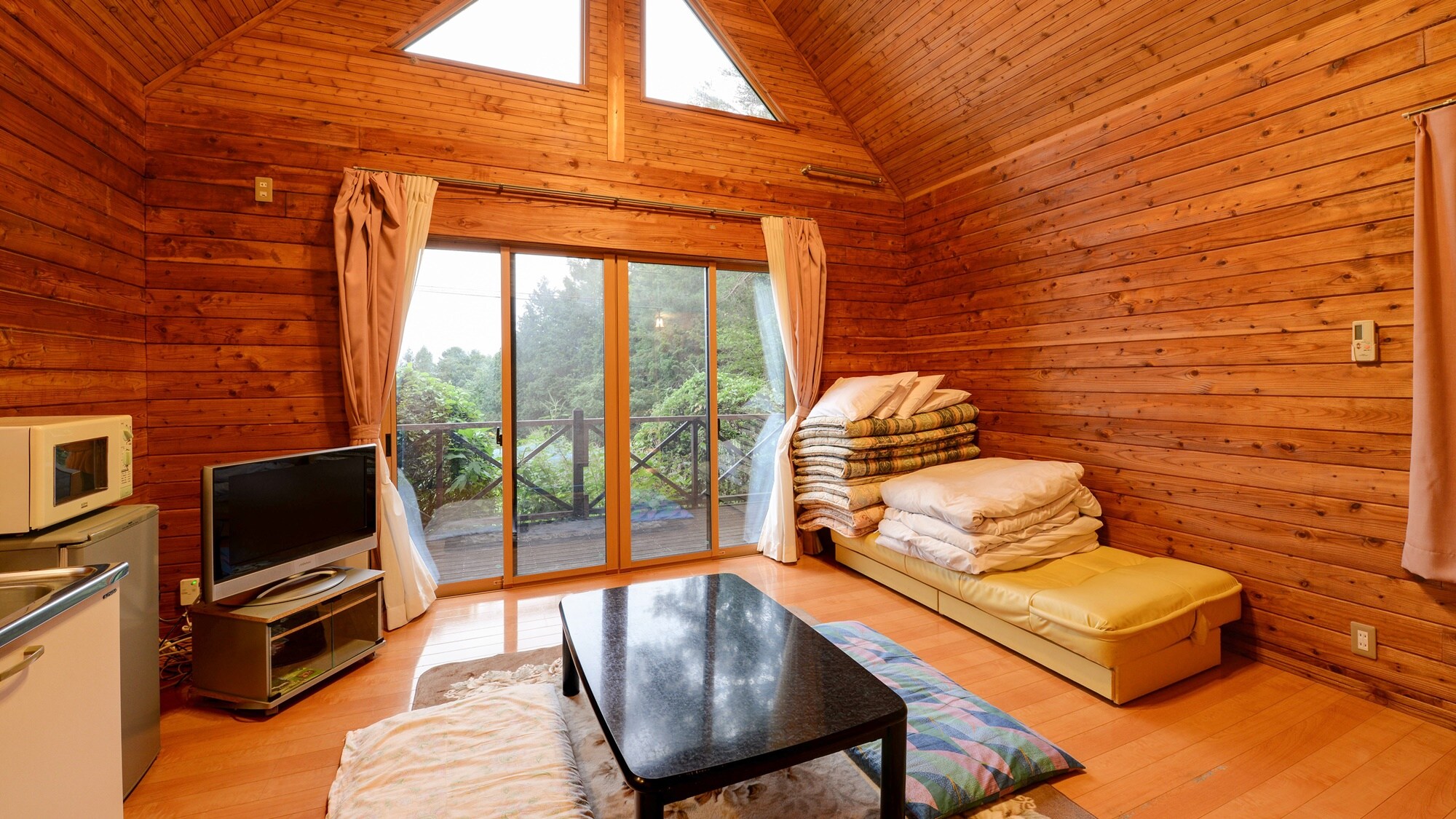 *[Log House/E] โปรดอย่าลังเลที่จะใช้พื้นที่นั่งเล่นที่กว้างขวาง