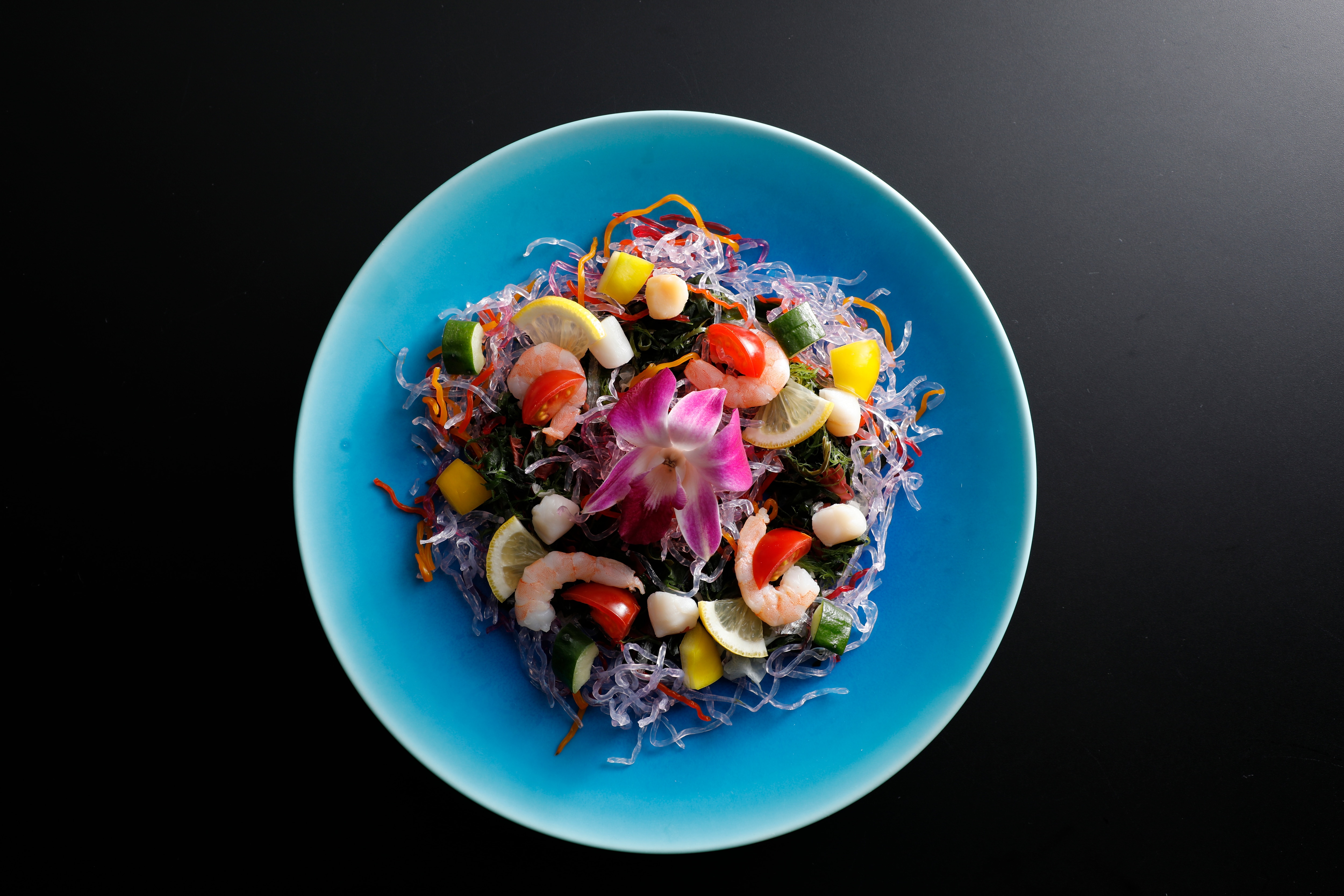 "Seaweed Carpaccio" made with seaweed is a sparkling dish that looks like a jewel of the sea. It's perfect for photos.