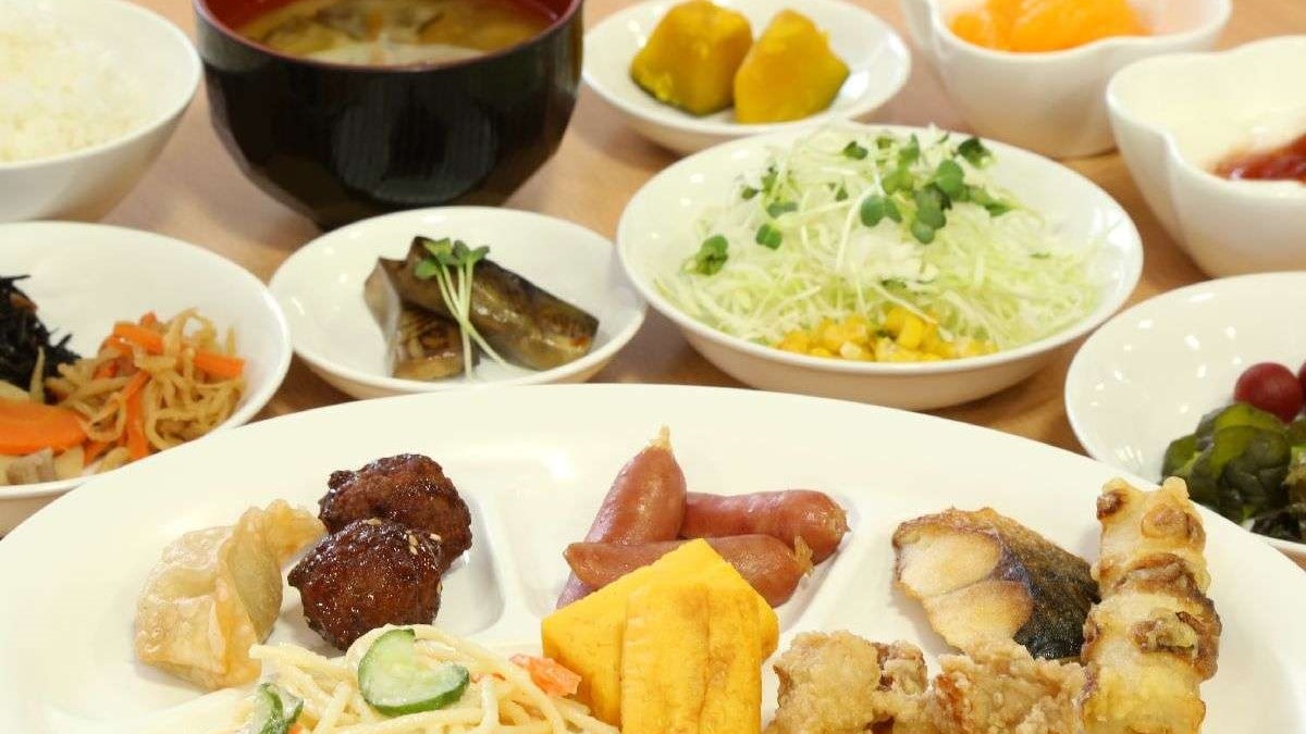 Japanese and Western buffet breakfast example