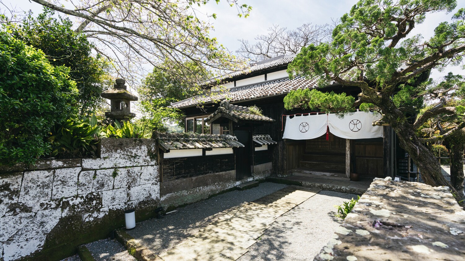Scarlet exterior