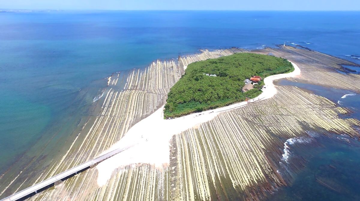 宮崎縣代表性觀光景點青島（開車25分鐘），周圍有“鬼的搓衣板”