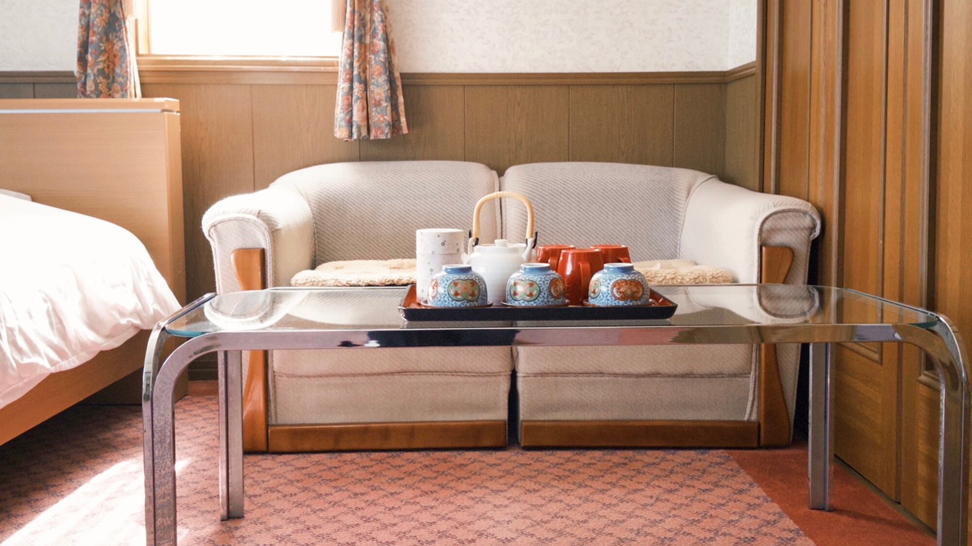 ・[202] We also have sofas available. Please feel free to relax.